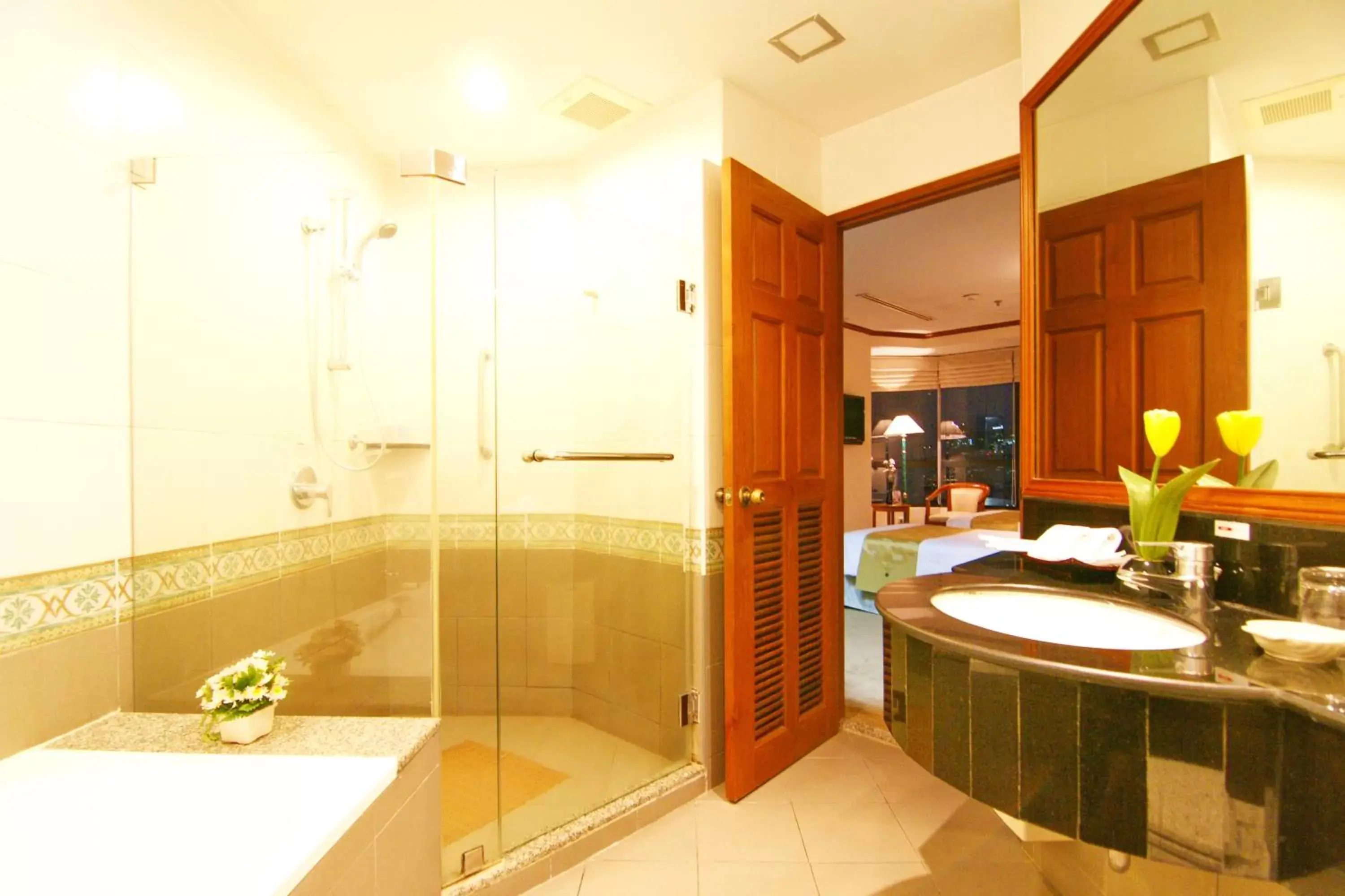 Bathroom in Grand Diamond Suites Hotel