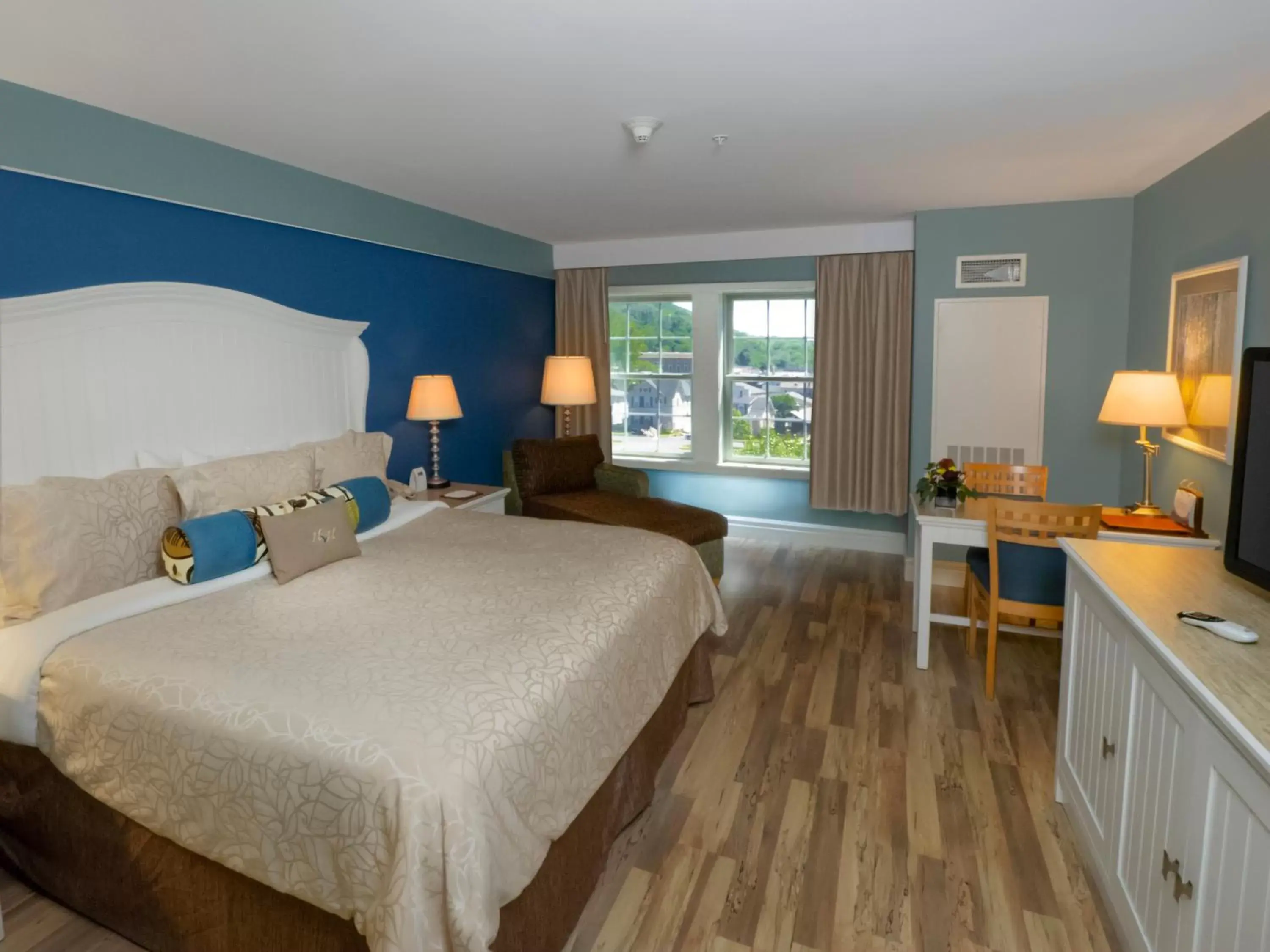 Bedroom in Watkins Glen Harbor Hotel