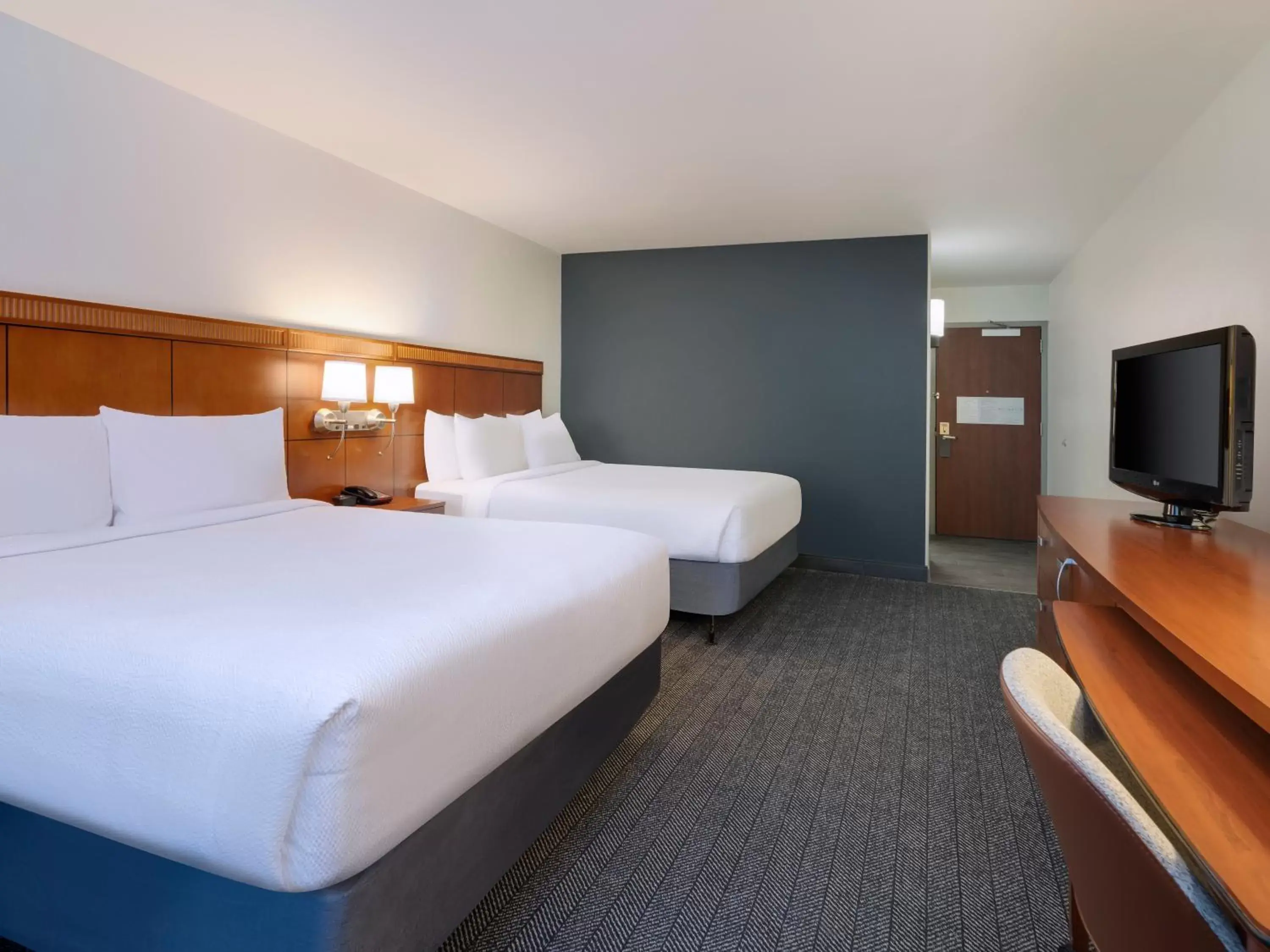 Queen Room with Two Queen Beds in Courtyard Tampa North / I-75 Fletcher Queen Room with Two Queen Beds in Courtyard Tampa North / I-75 Fletcher