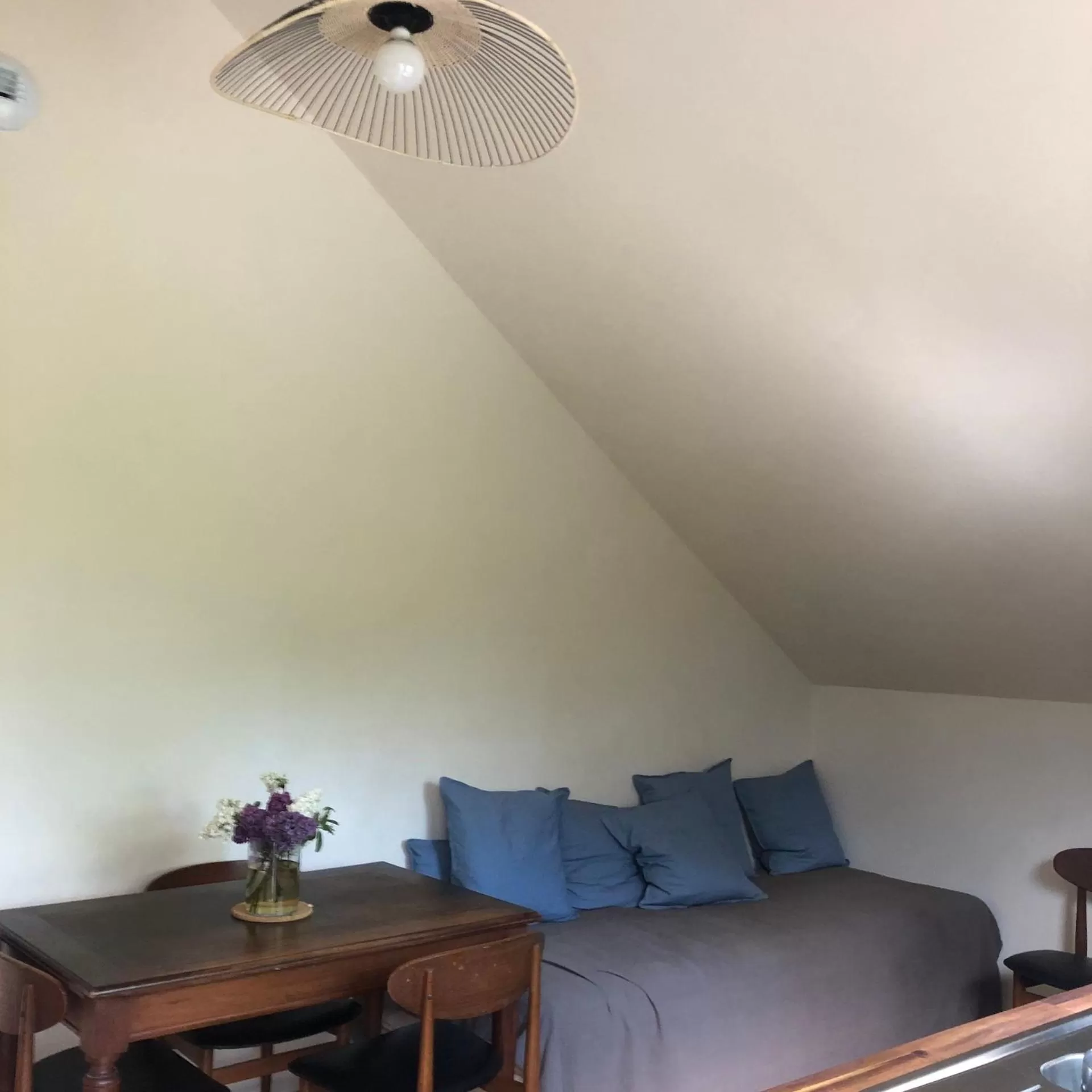 Bed in Fleurs de lin