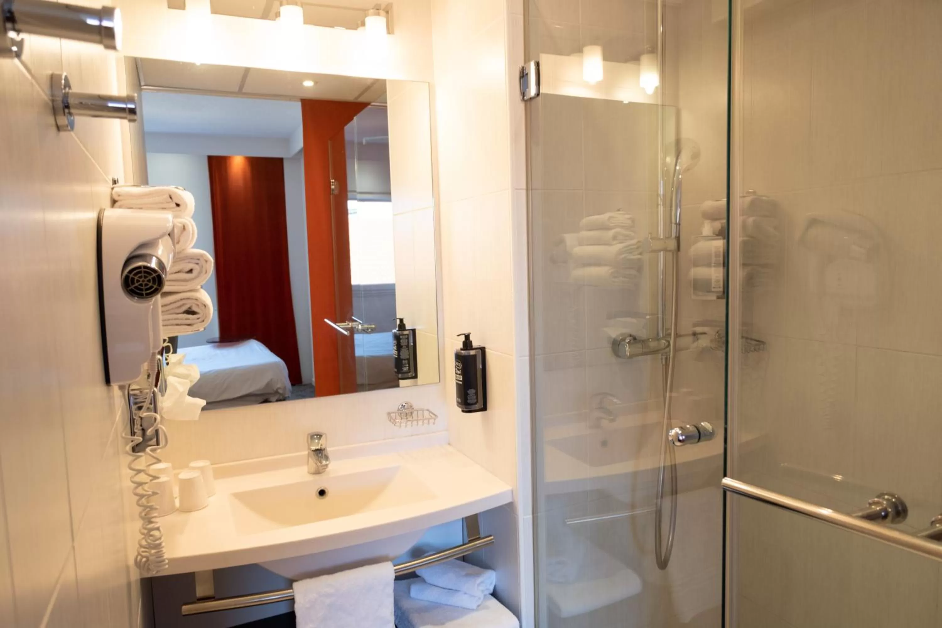 Shower in ibis Styles Saint Dizier