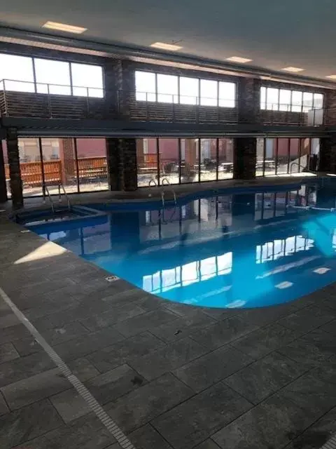 Swimming Pool in Boarders Inn & Suites by Cobblestone Hotels - Grand Island