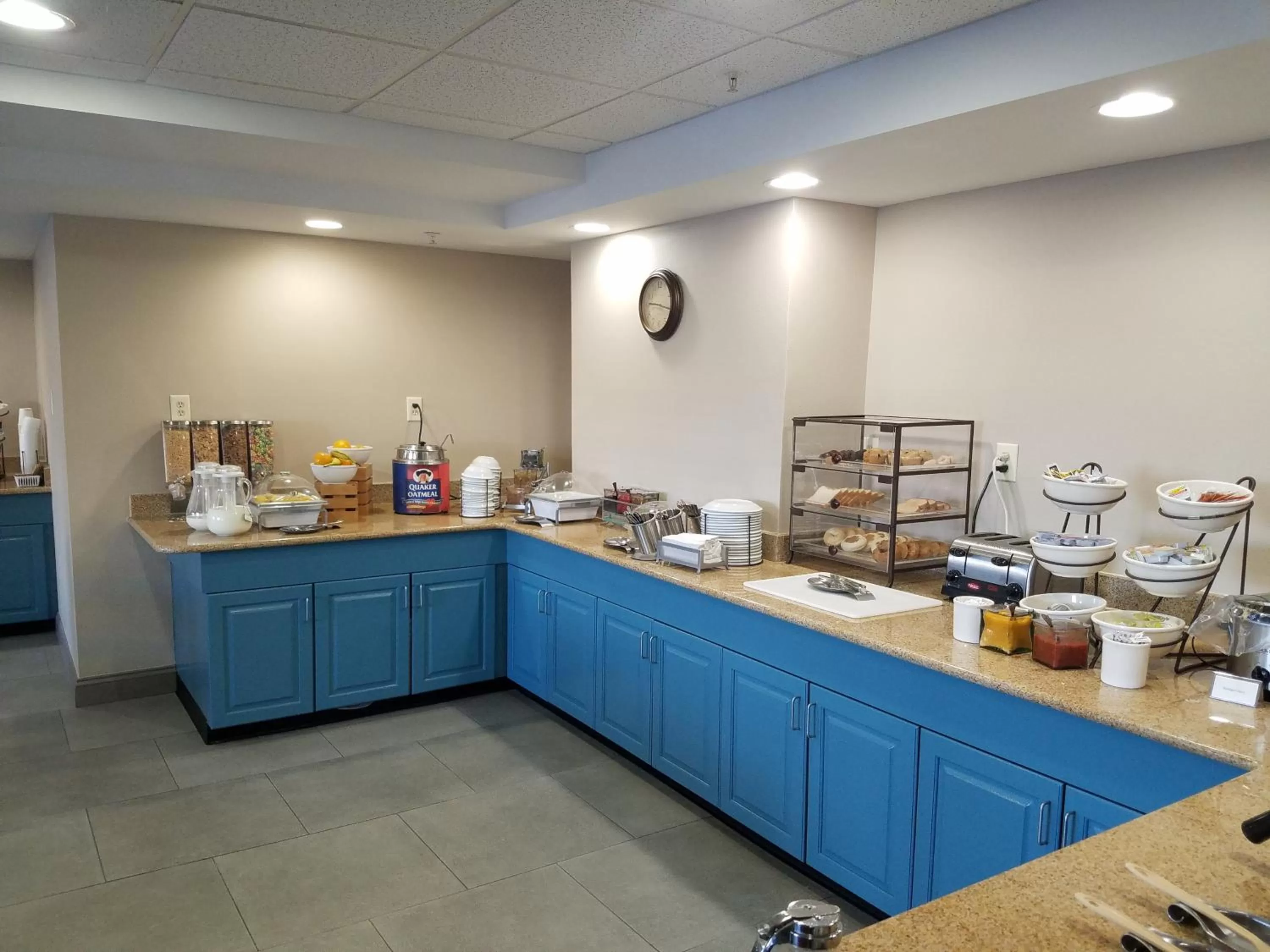 Buffet breakfast in Country Inn & Suites by Radisson, Wytheville, VA