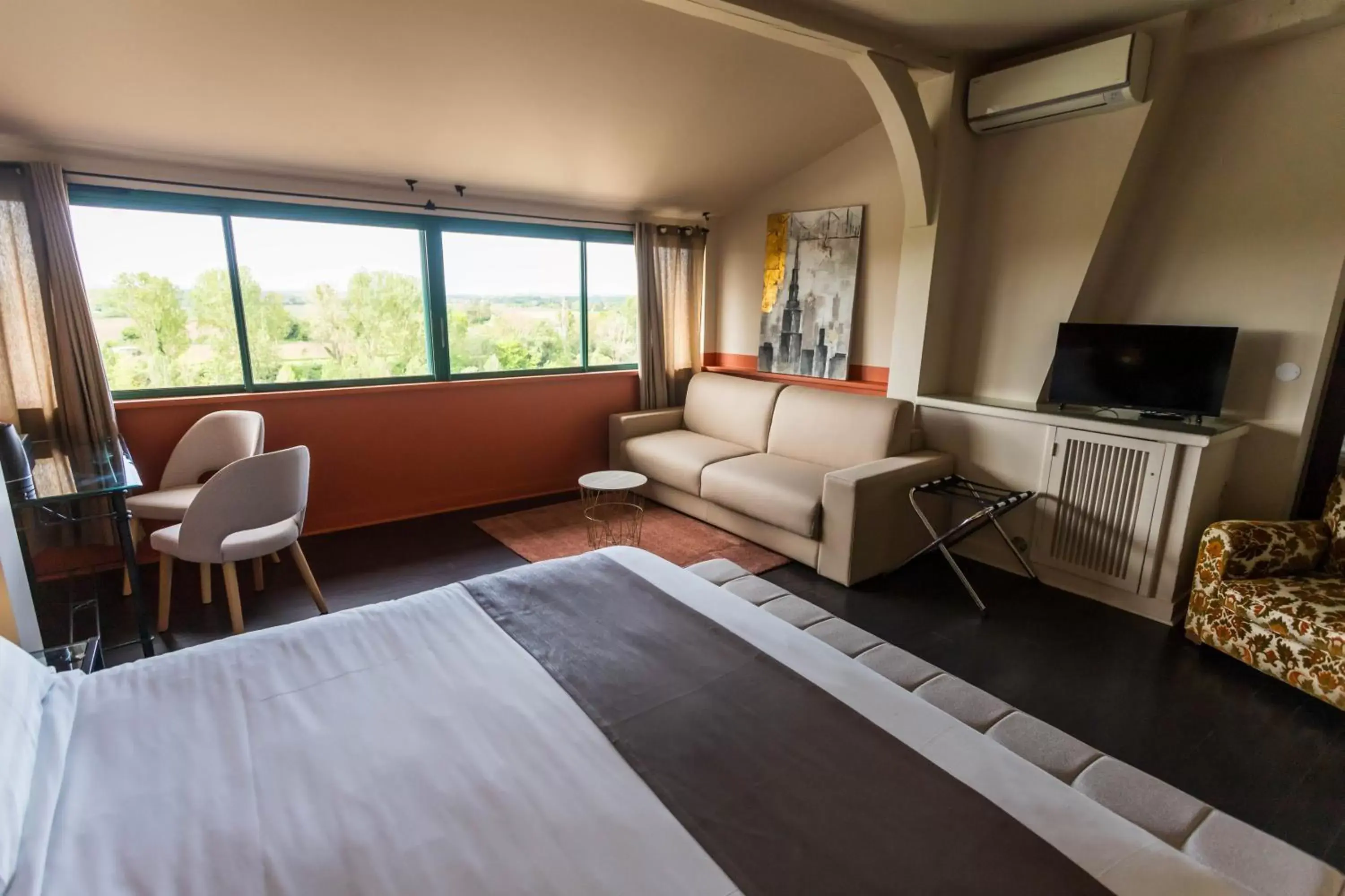 Living room, Seating Area in HOTEL restaurant CÔTE GARONNE le BALCON DES DAMES - Tonneins Marmande Agen - chambres climatisées