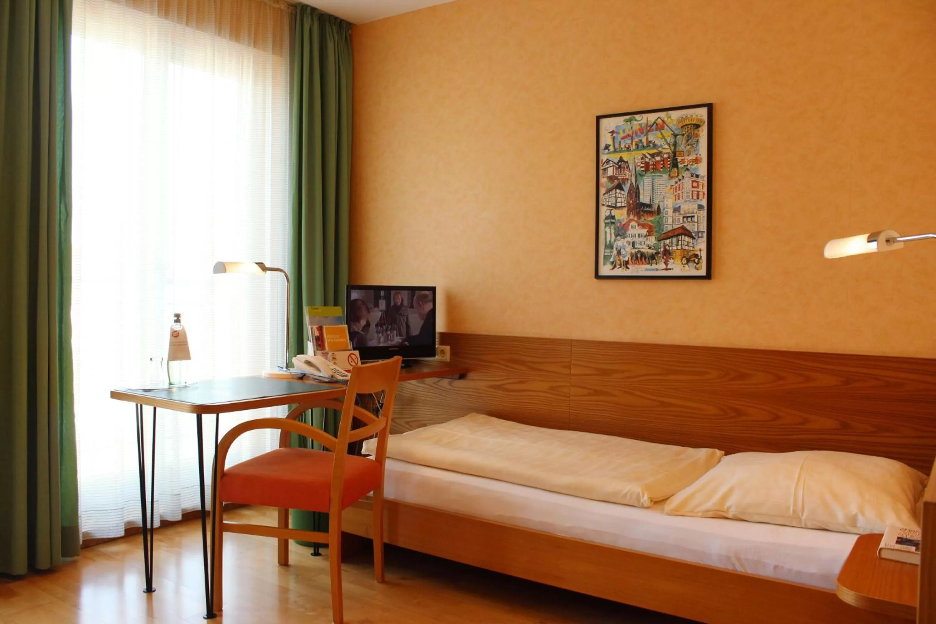 Photo of the whole room, Bed in An der Persiluhr Stadt-gut-Hotel