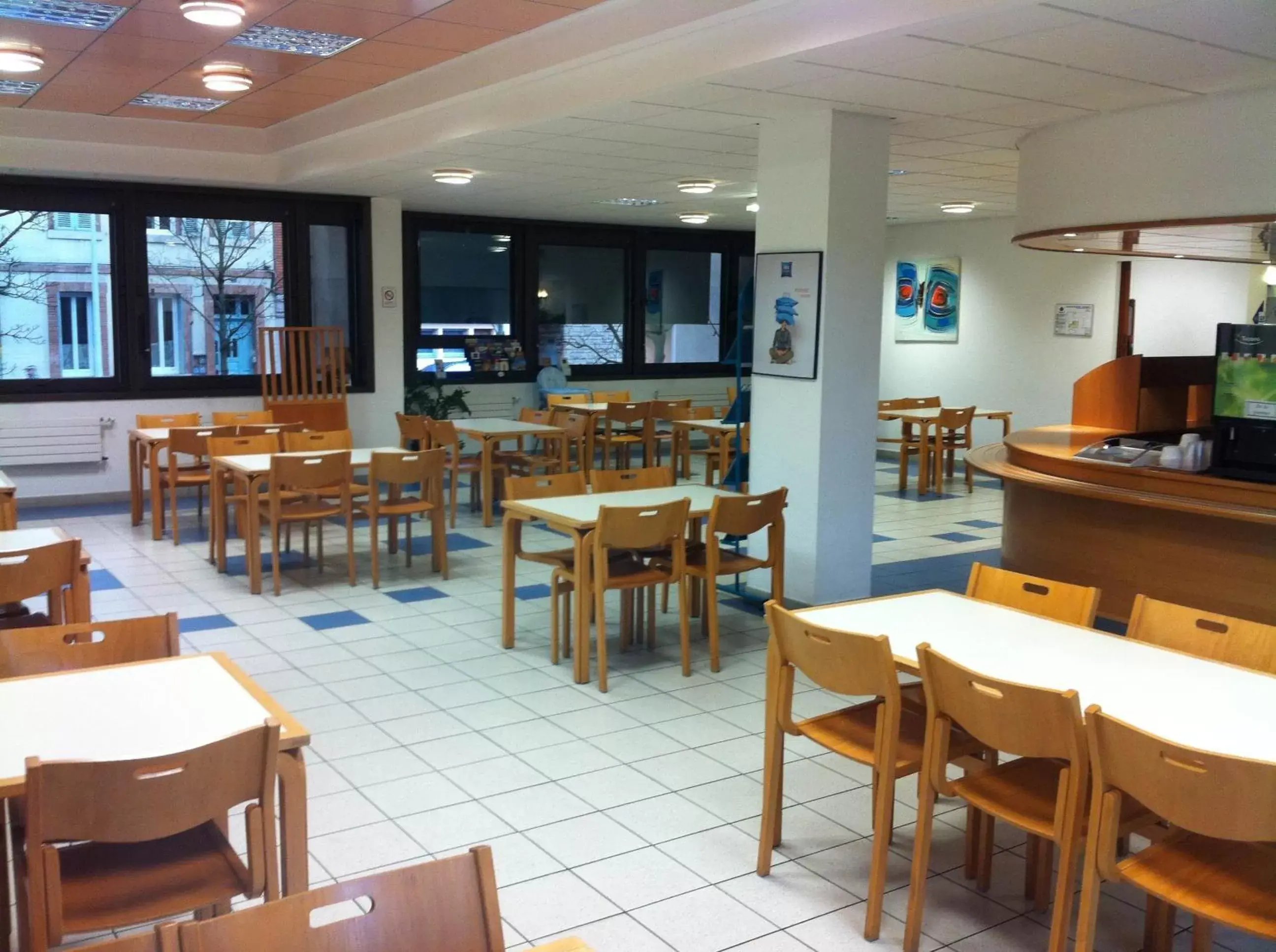 Buffet breakfast, Restaurant/Places to Eat in Kyriad Direct Montauban Centre