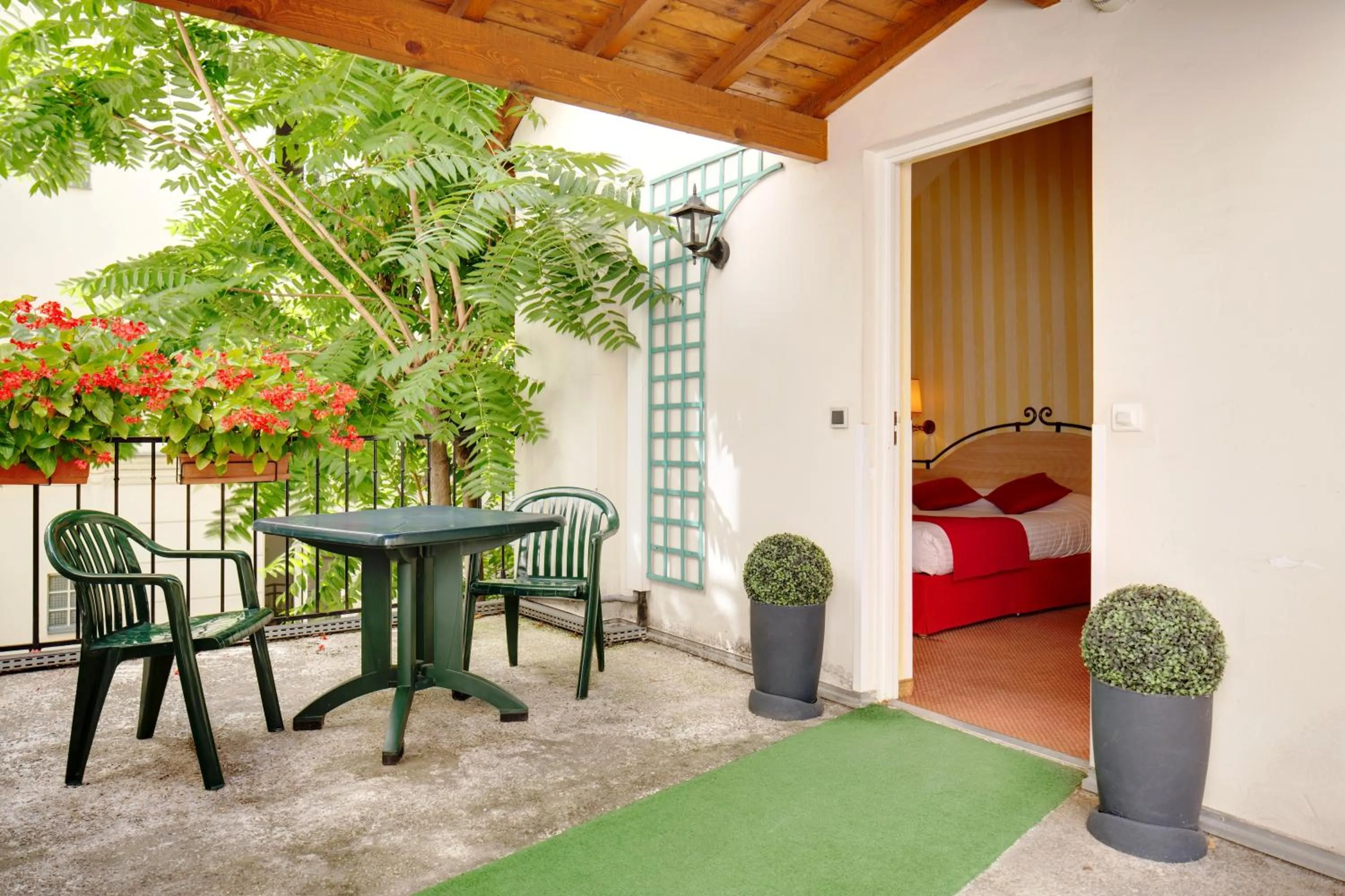 Patio in Hotel Delambre