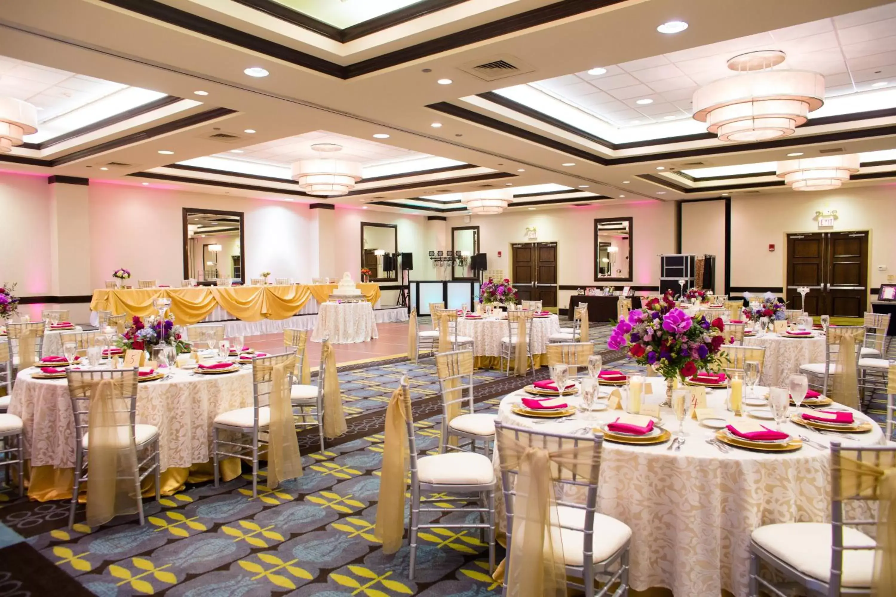 Banquet/Function facilities, Restaurant/Places to Eat in Crowne Plaza Hotel St. Louis Airport, an IHG Hotel
