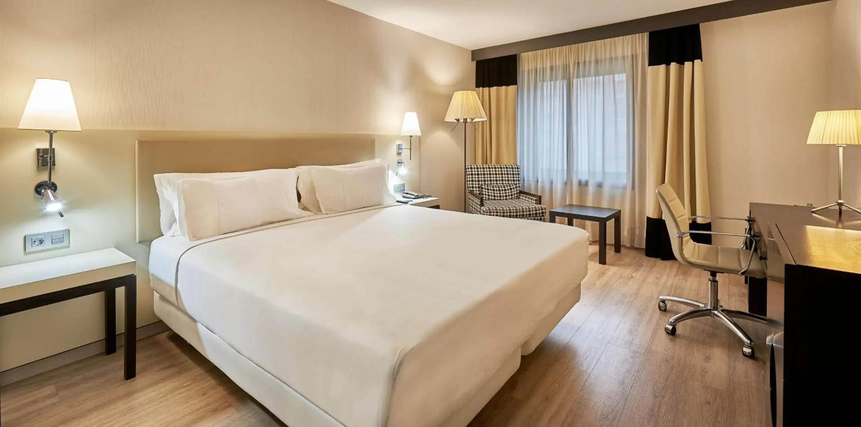 Bedroom, Bed in NH Lleida Pirineos