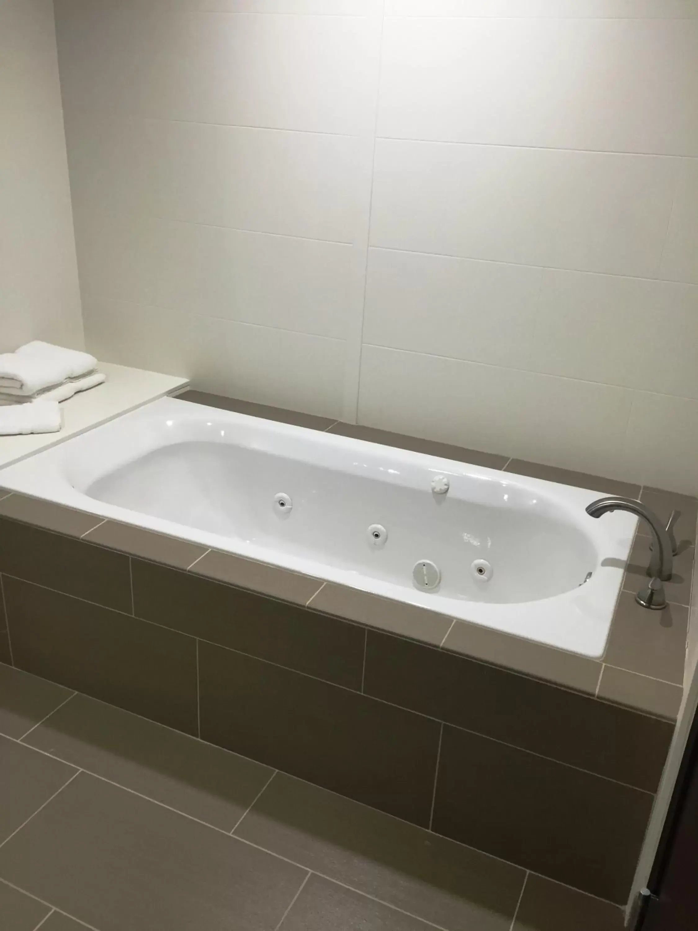 Spa and wellness centre/facilities, Bathroom in Comfort Suites West Omaha