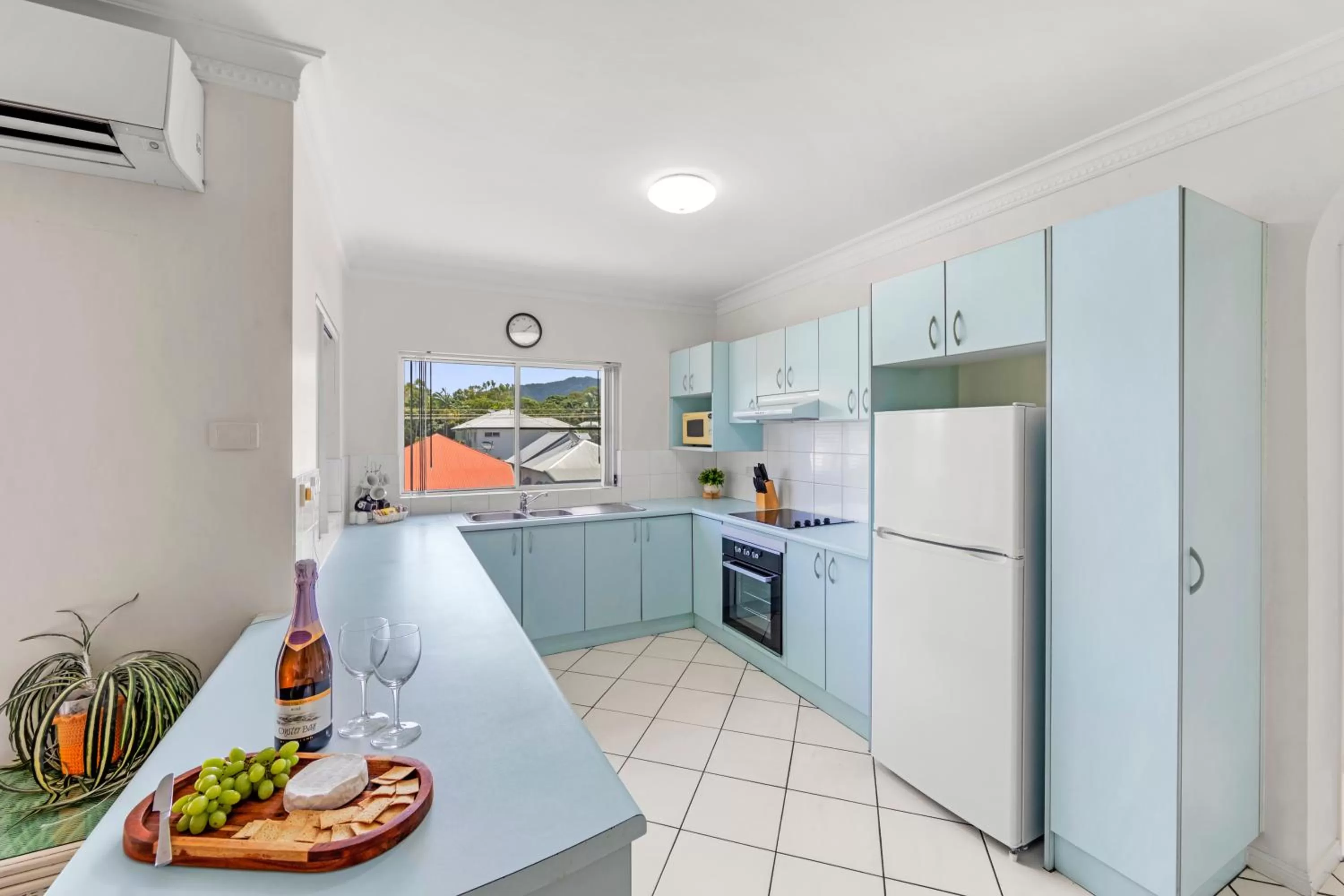 Kitchen or kitchenette in Koala Court Holiday Apartments
