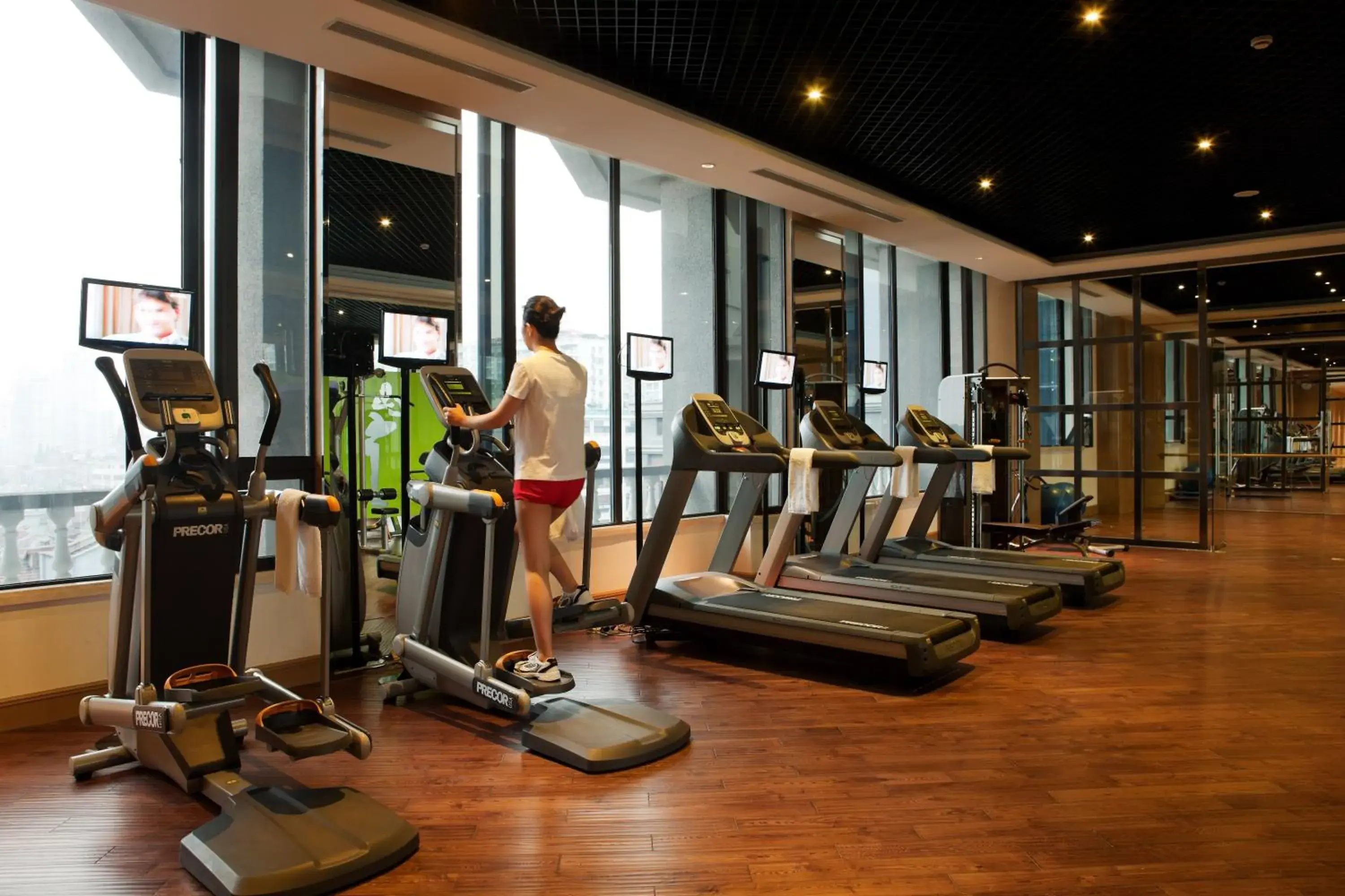 Fitness centre/facilities, Fitness Center/Facilities in Sunrise On The Bund Hotel