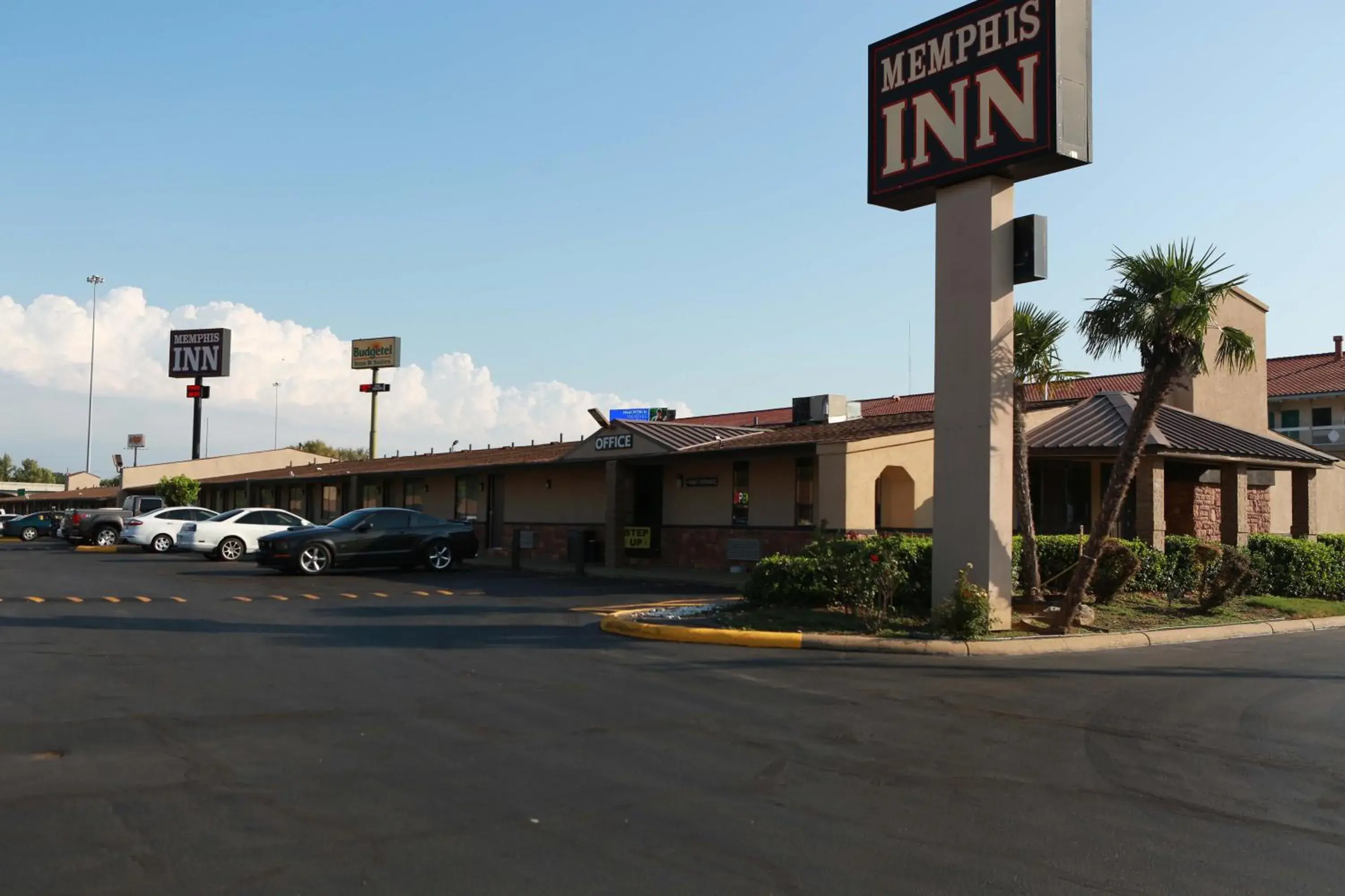 Property Building in Memphis Inn