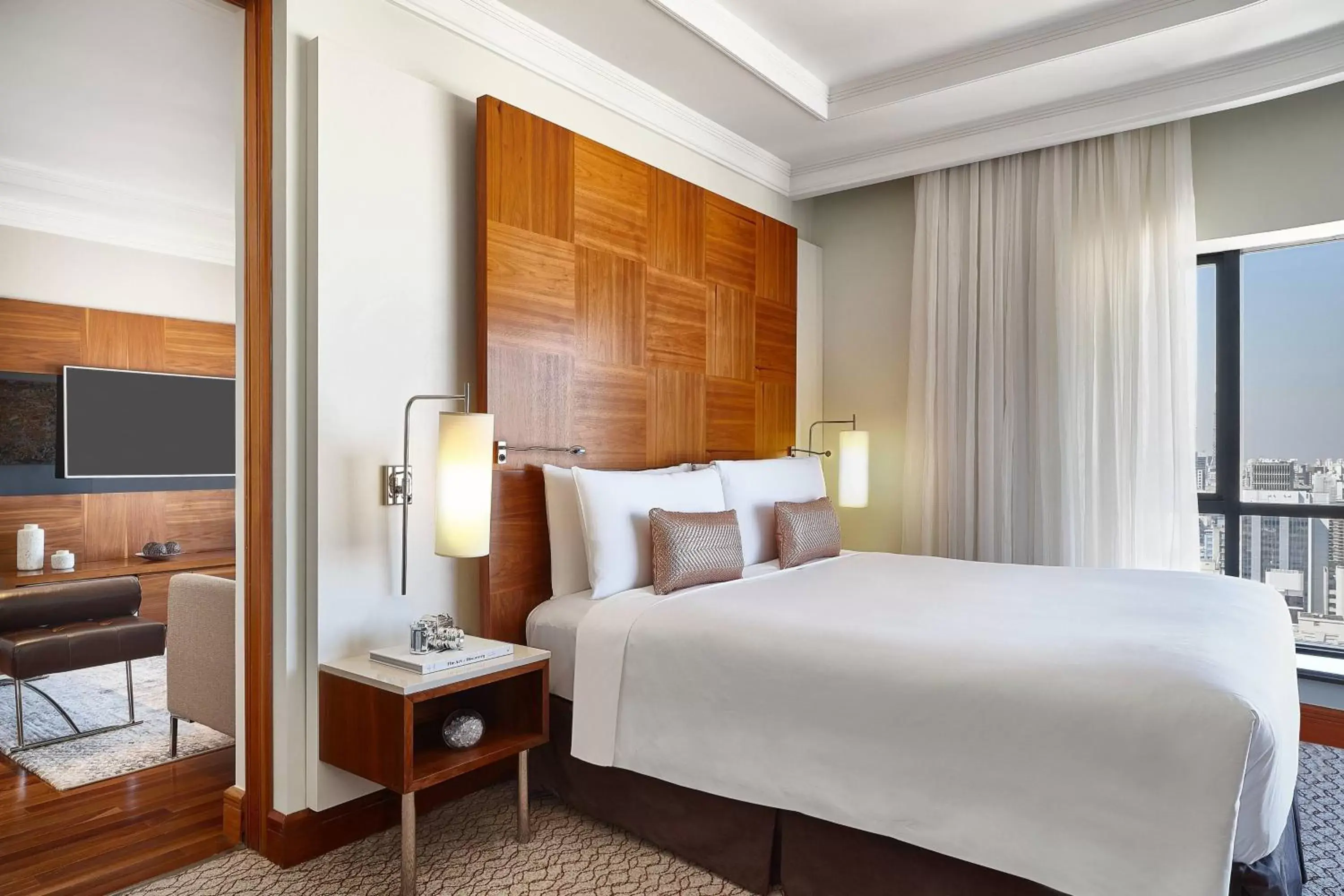 Photo of the whole room, Bed in Renaissance São Paulo Hotel