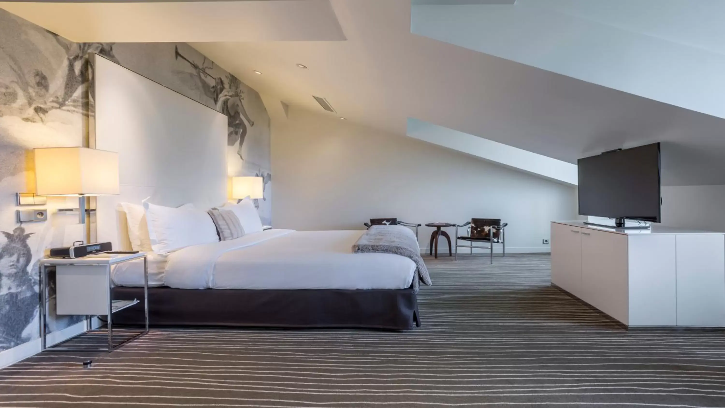Bedroom, Bed in InterContinental Paris Champs Elysées Etoile, an IHG Hotel