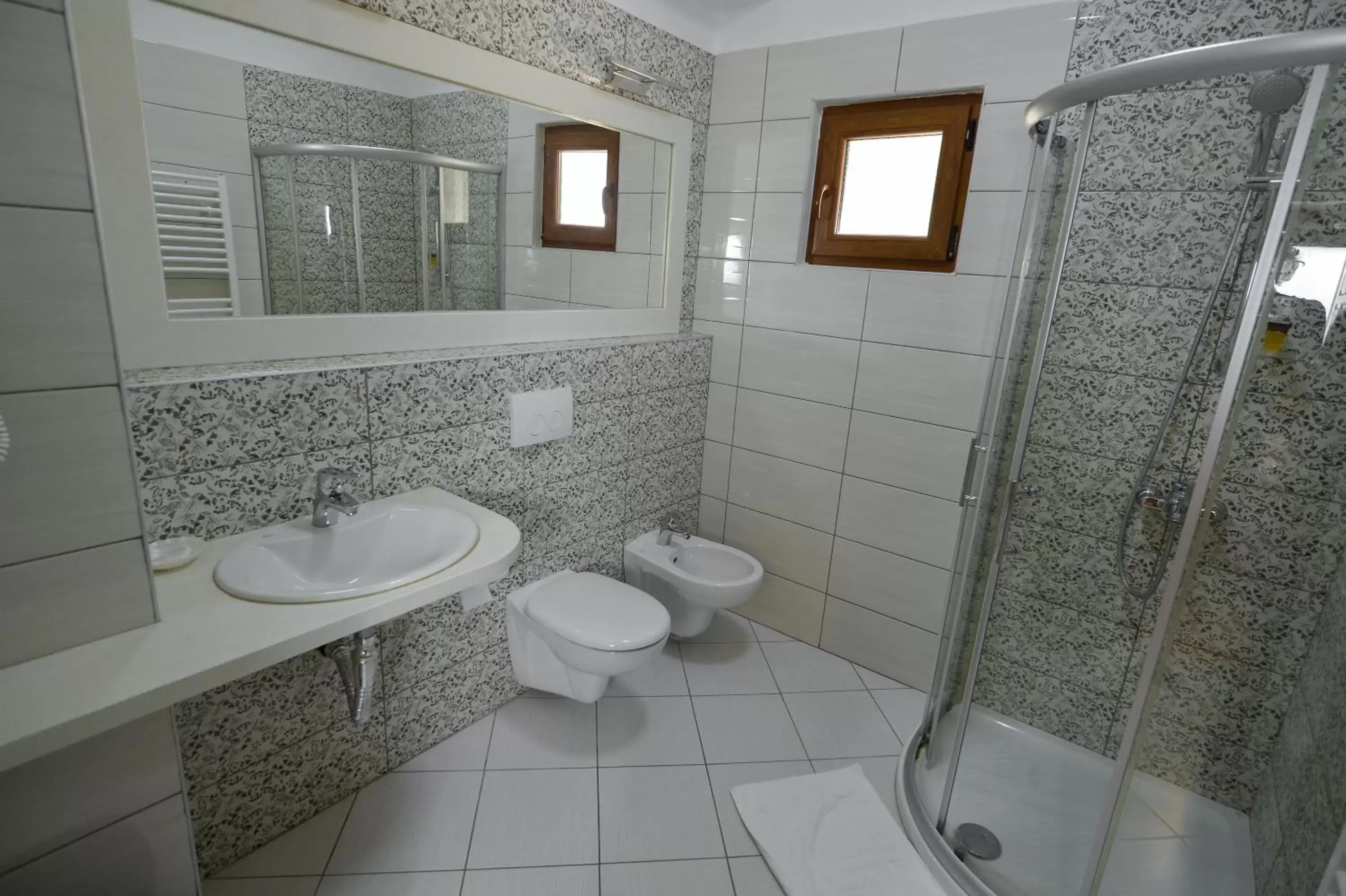 Shower, Bathroom in Hotel Kalemi 2