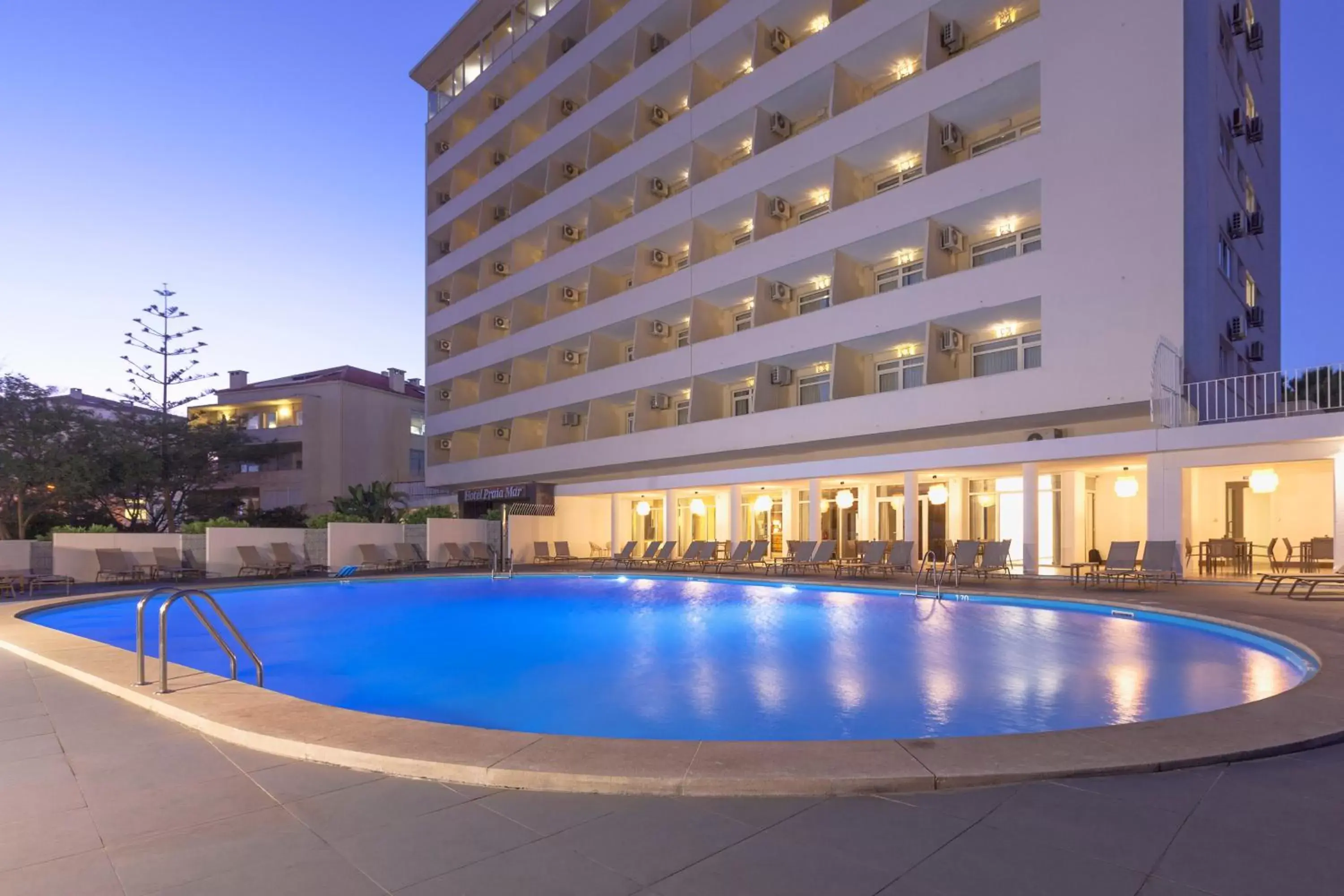 Facade/entrance, Swimming Pool in Carcavelos Beach Hotel