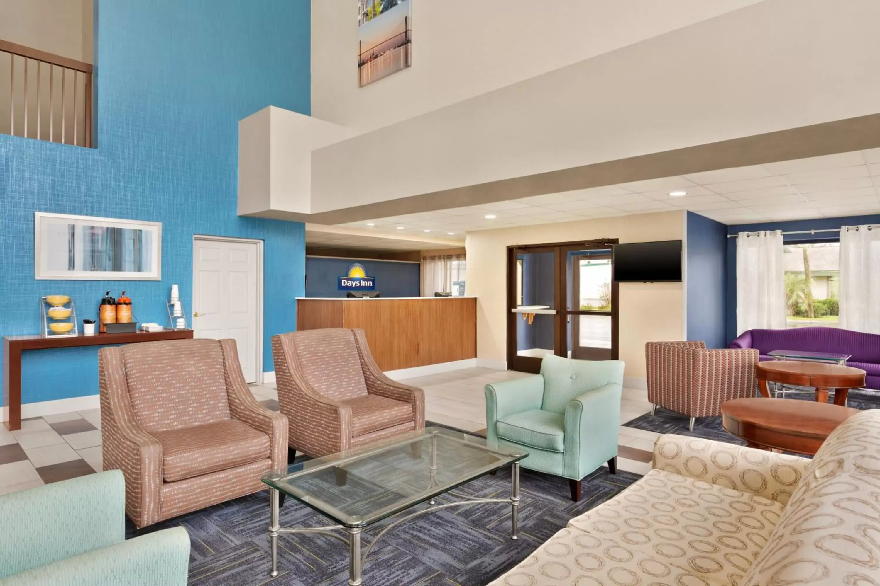 Seating Area in Days Inn & Suites by Wyndham Savannah Midtown