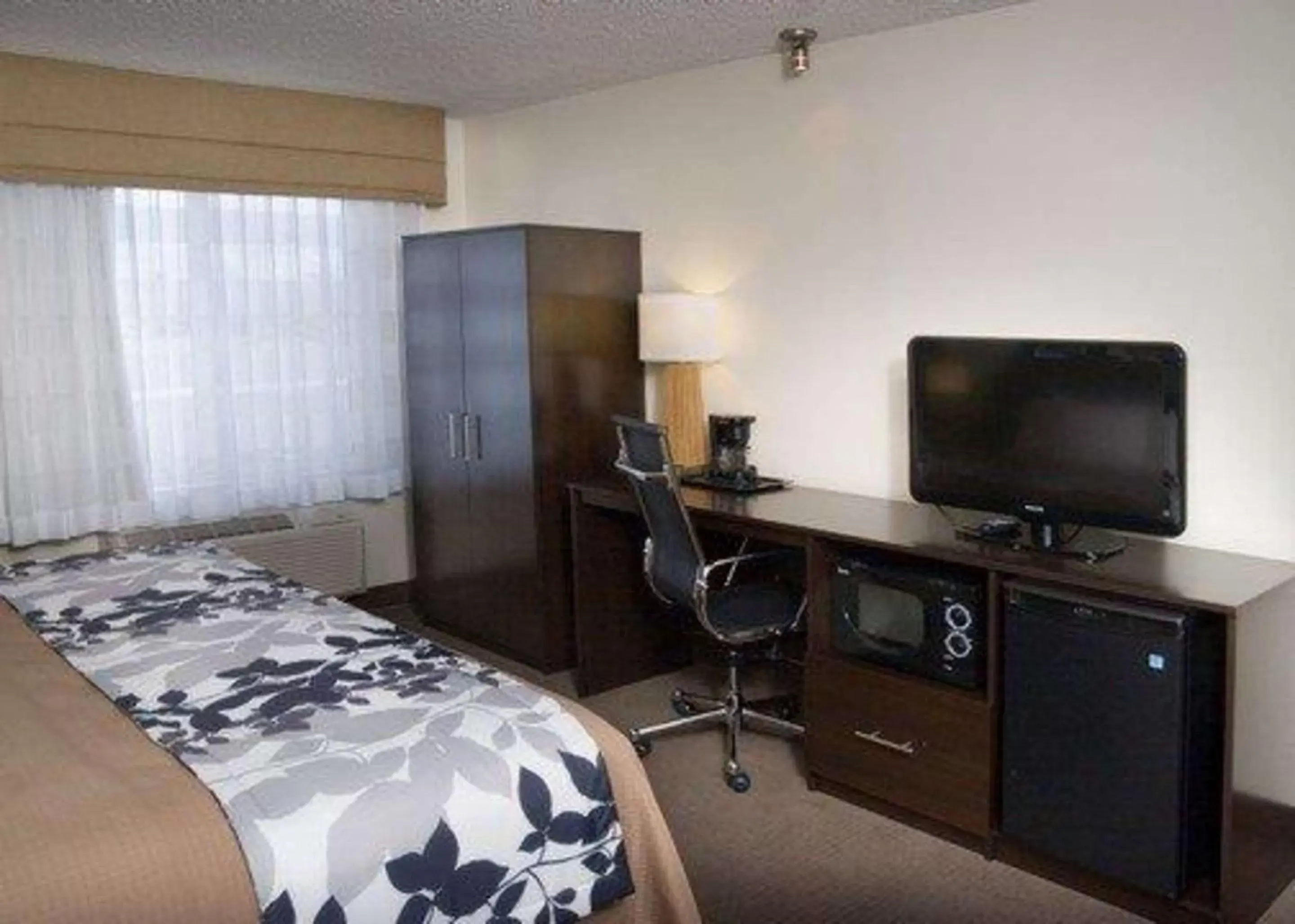 Photo of the whole room, TV/Entertainment Center in Sleep Inn Pasco Tri -Cities