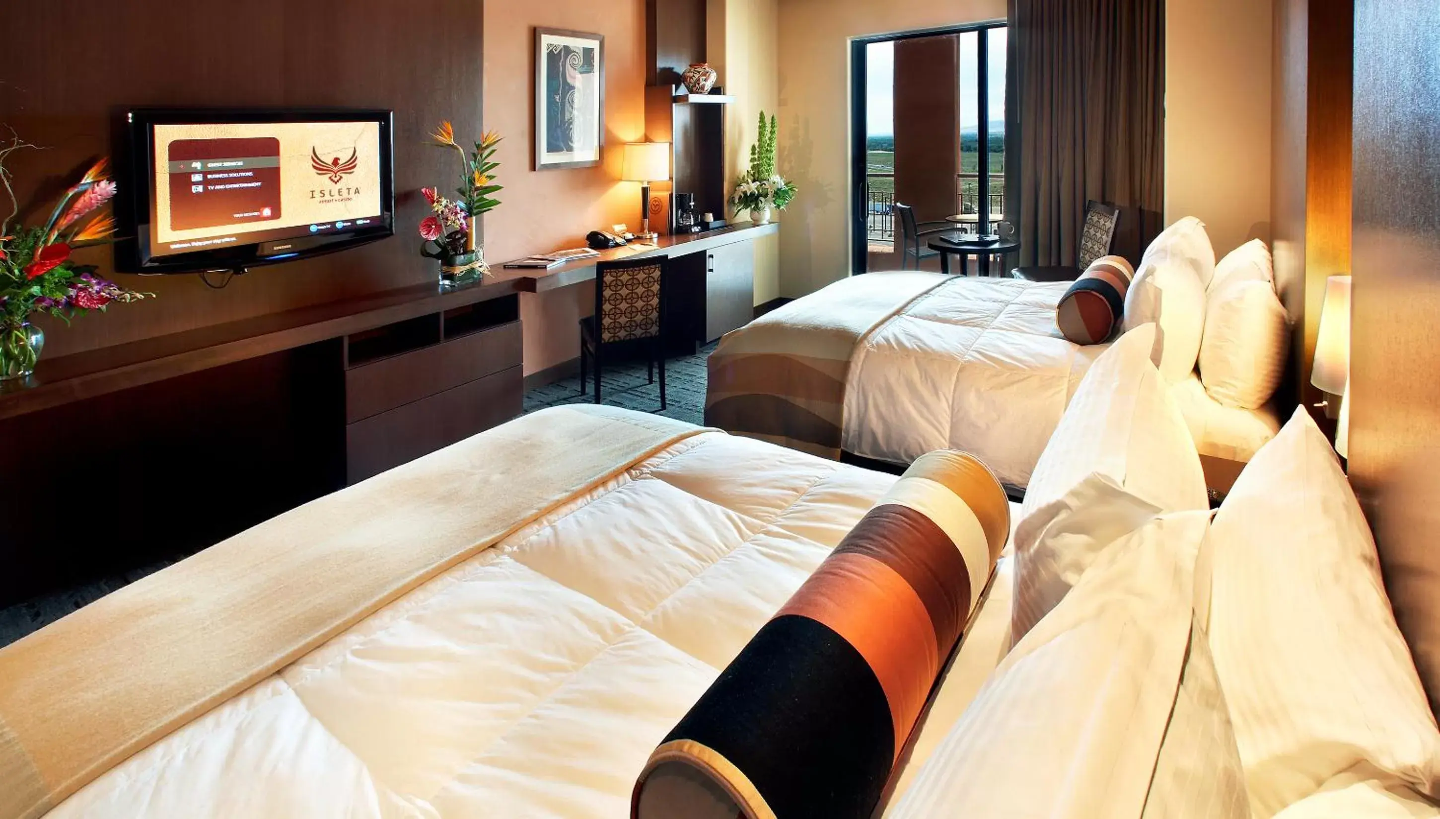 Balcony/Terrace, Bed in Isleta Resort & Casino