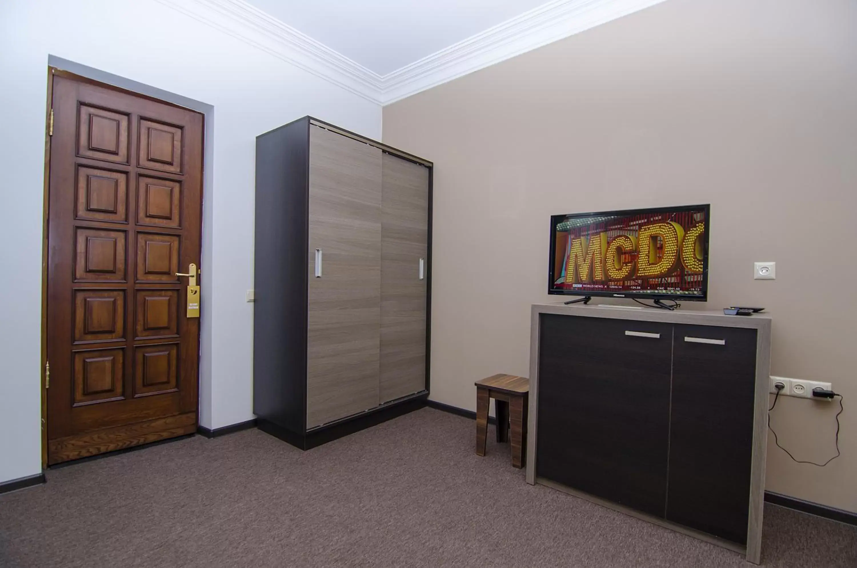 Bedroom, TV/Entertainment Center in City Centre Hotel By Picnic