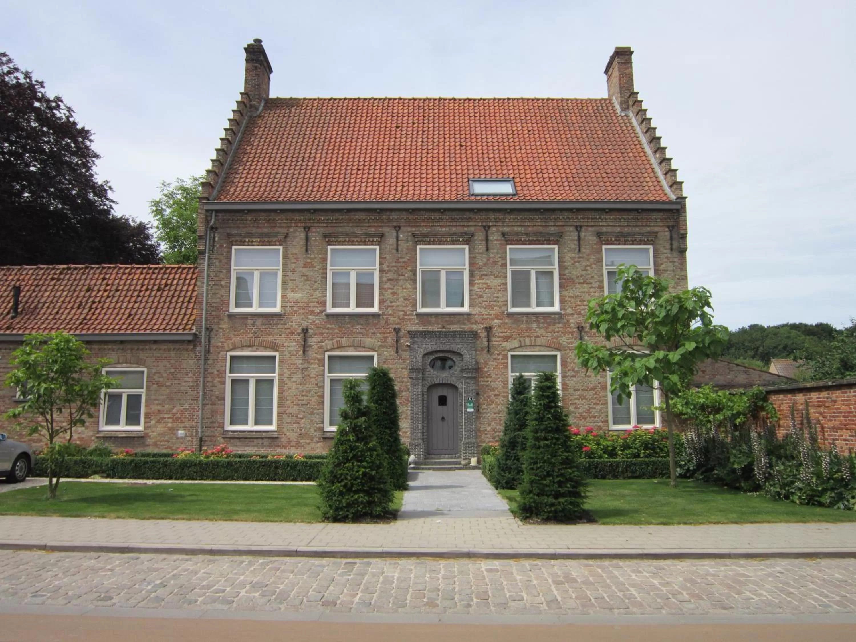 Facade/entrance in B&B Pastorie van Merkem