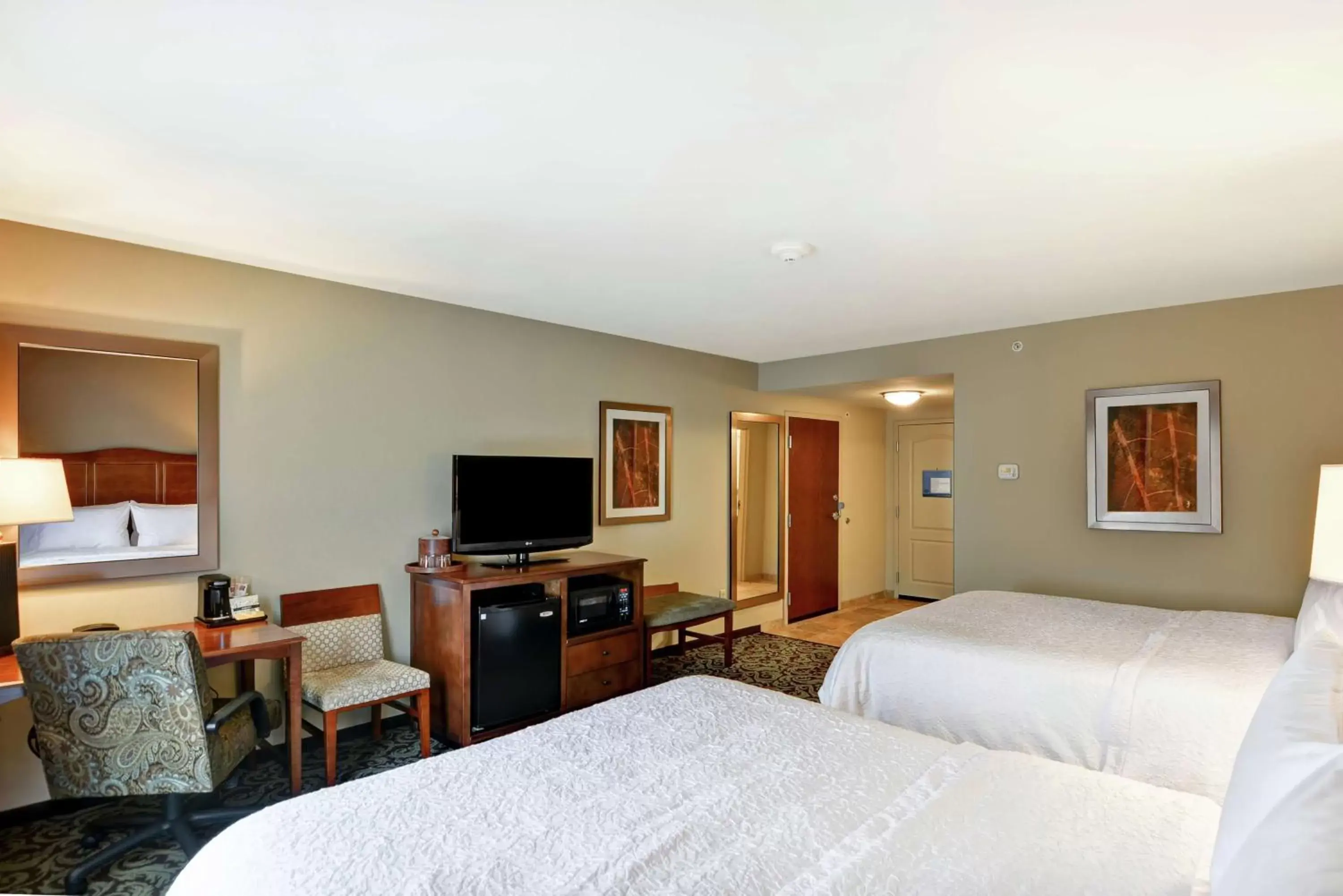 Bedroom, TV/Entertainment Center in Hampton Inn and Suites New Hartford/Utica