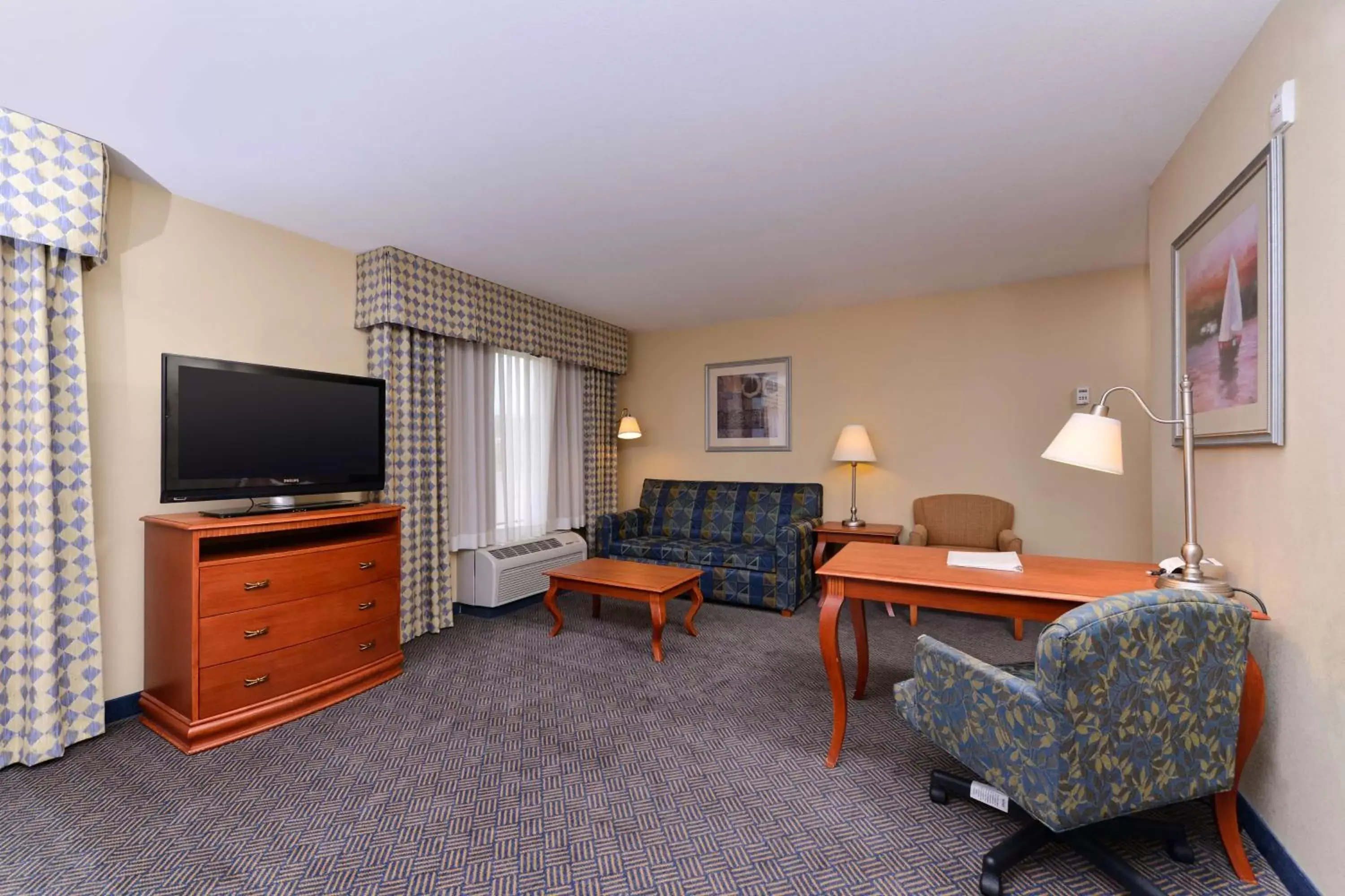 Living room, TV/Entertainment Center in Hampton Inn Evanston