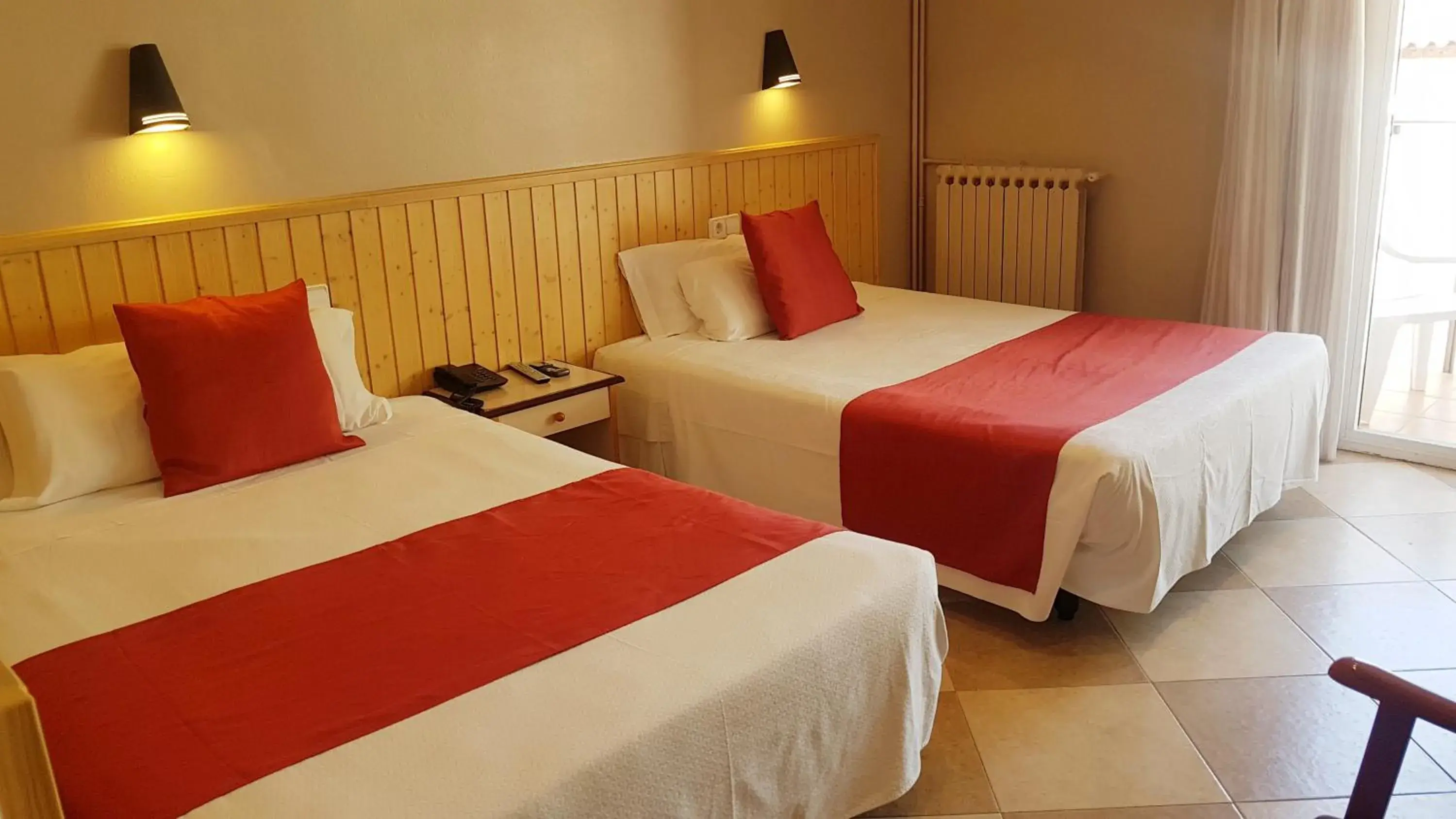 Photo of the whole room, Bed in Hotel Piccadilly Sitges