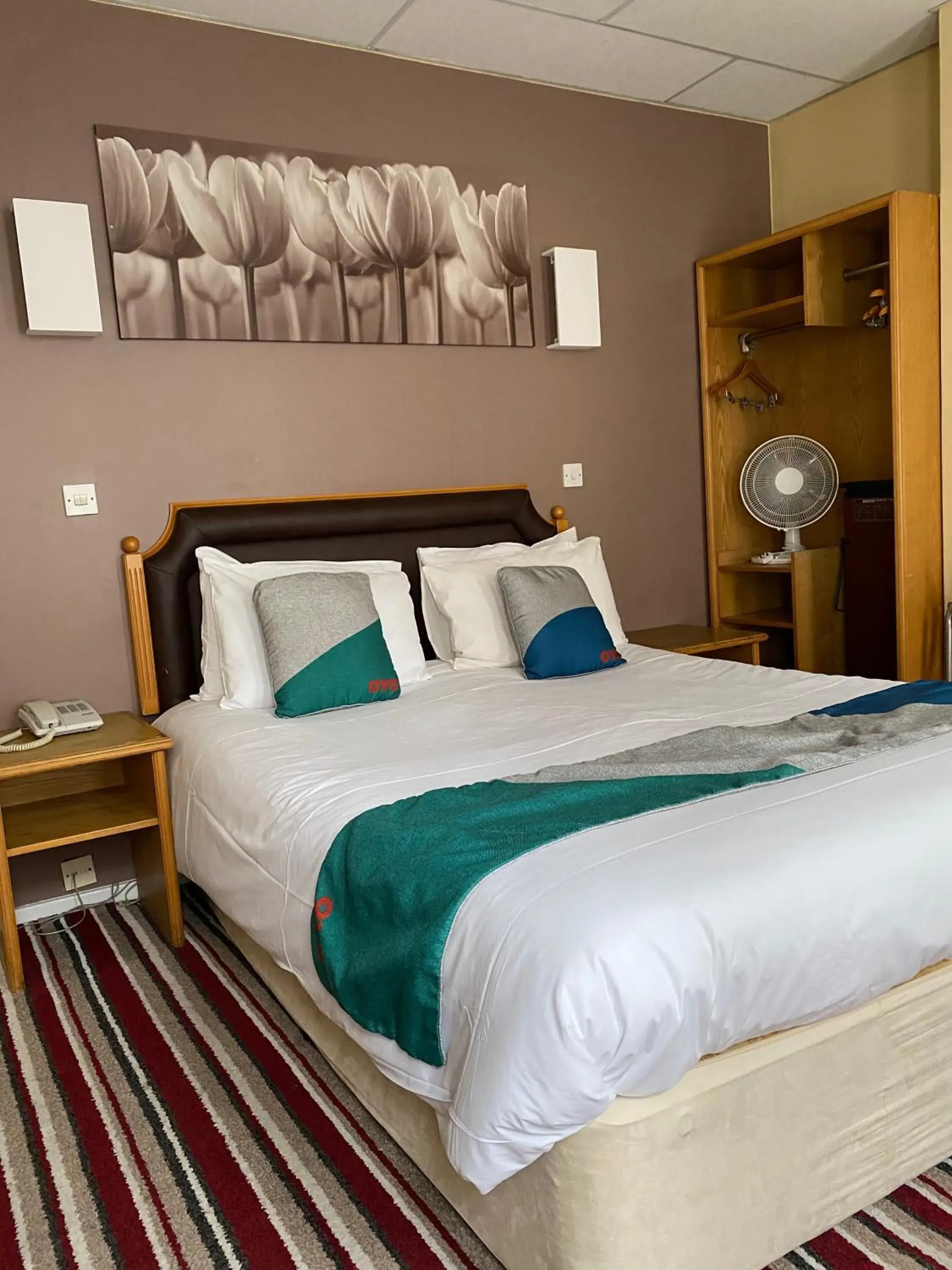 Bedroom, Bed in Cardiff Sandringham Hotel