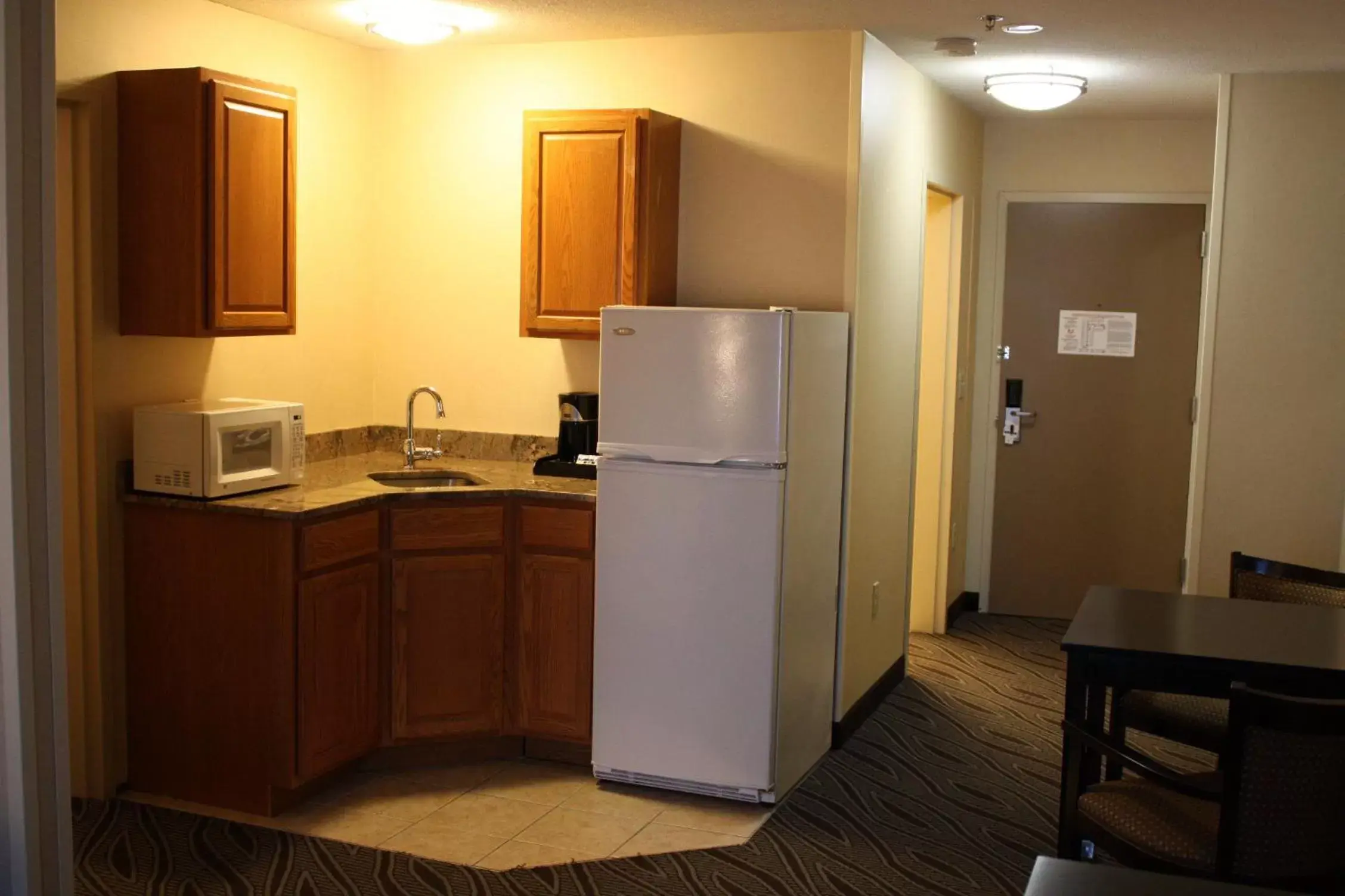 Photo of the whole room, Kitchen/Kitchenette in Holiday Inn Express - Ludlow - Chicopee Area, an IHG Hotel