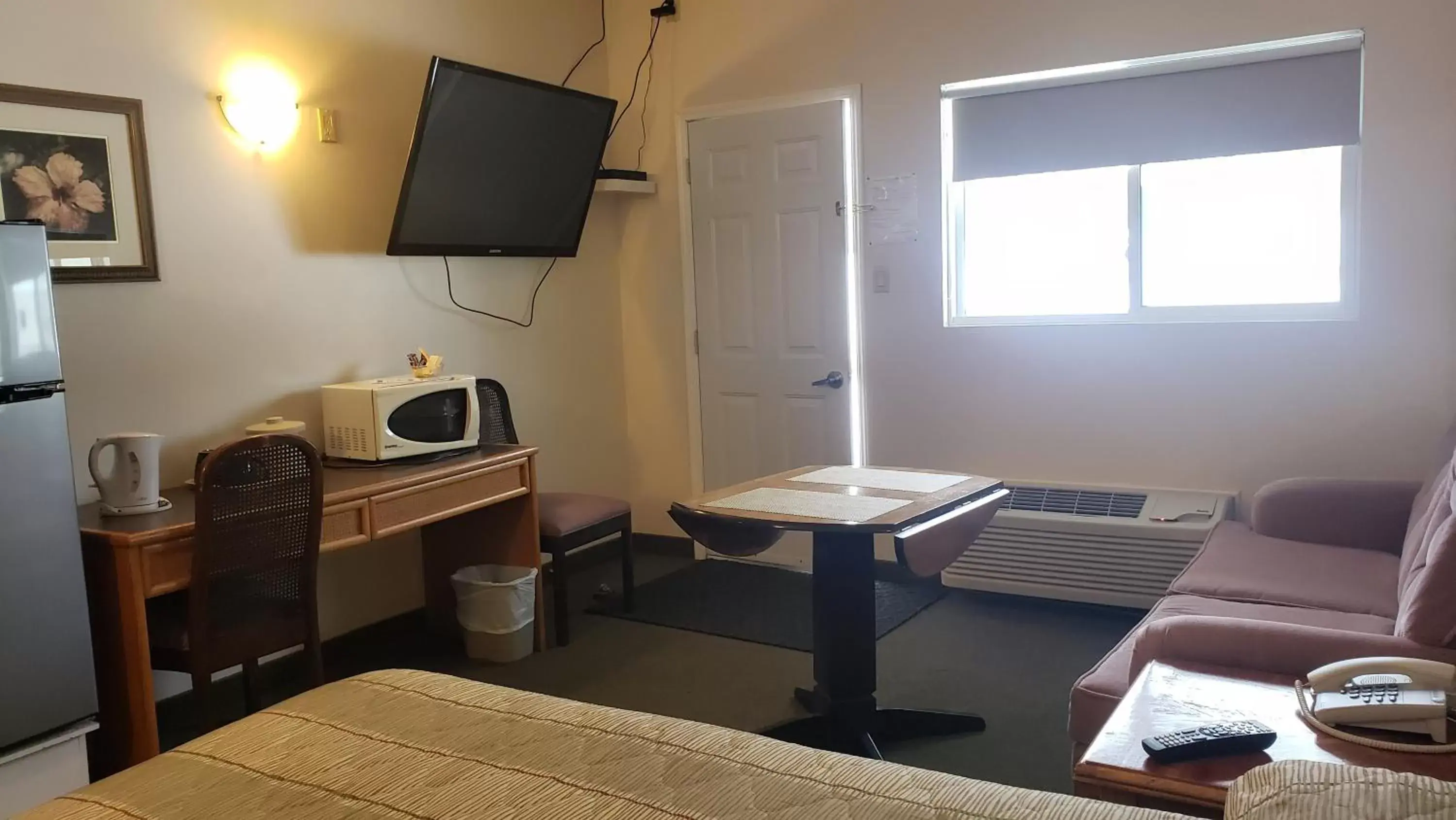 TV and multimedia, TV/Entertainment Center in Calabogie Motor Inn