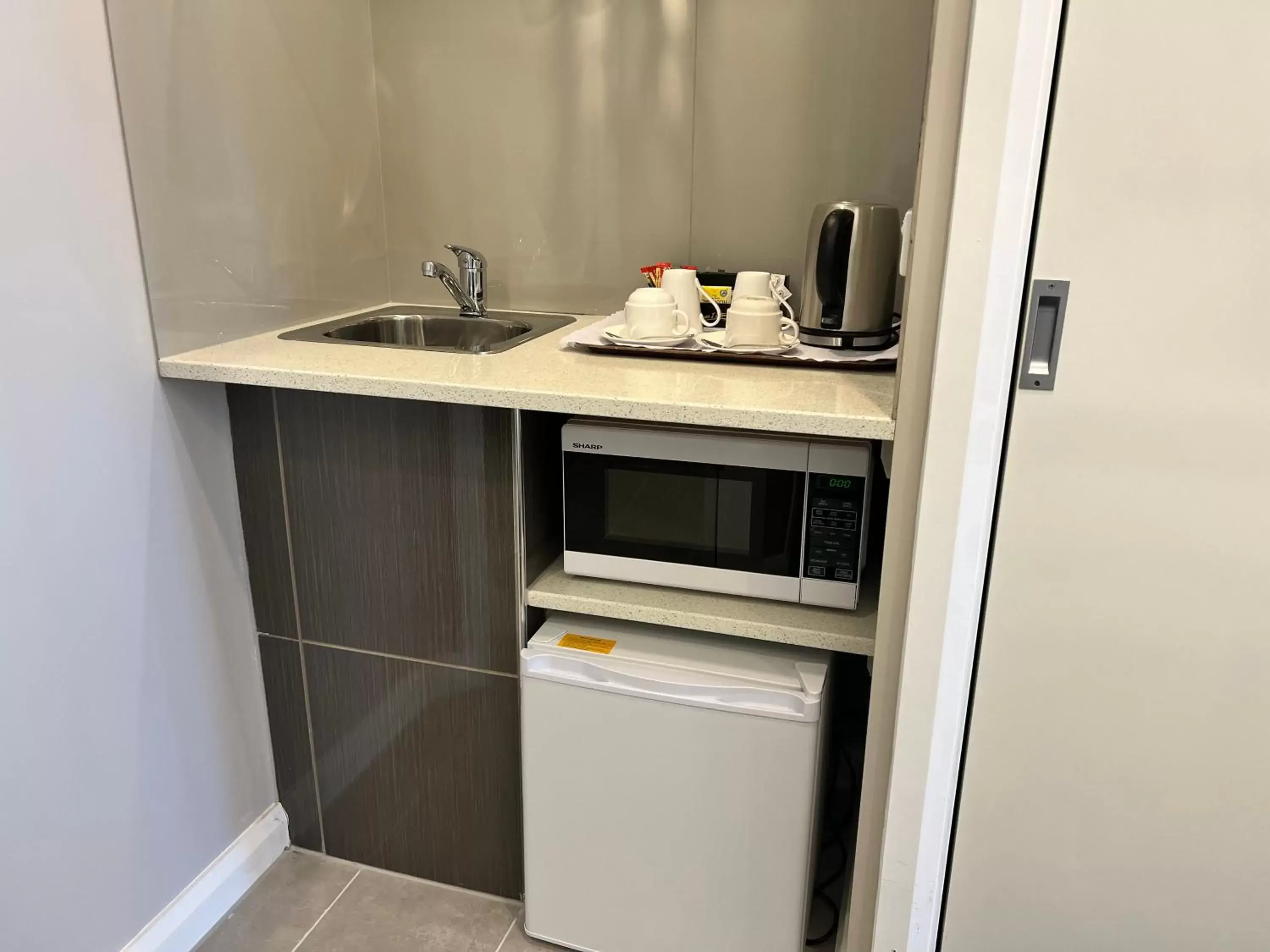 oven, Kitchen/Kitchenette in Best Western Melbourne Airport