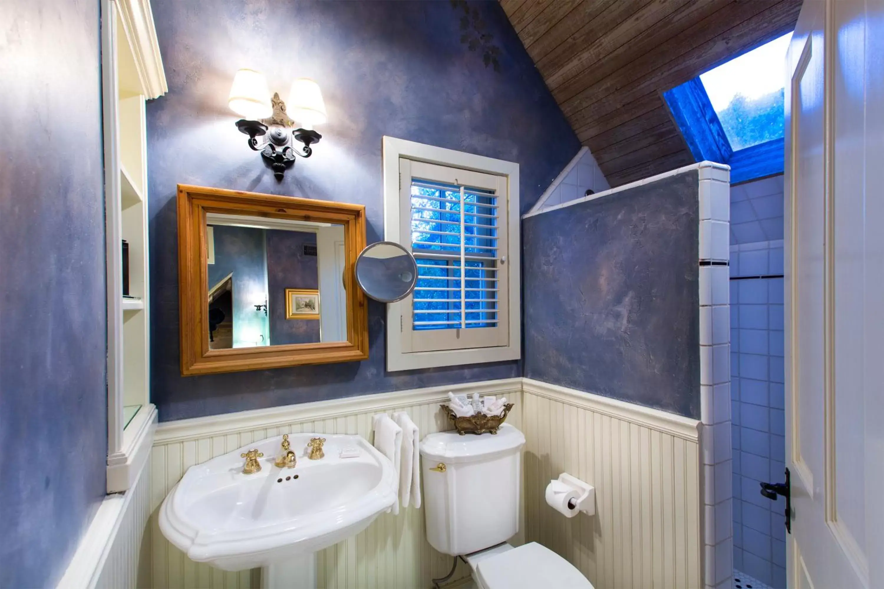 Bathroom in Simpson House Inn