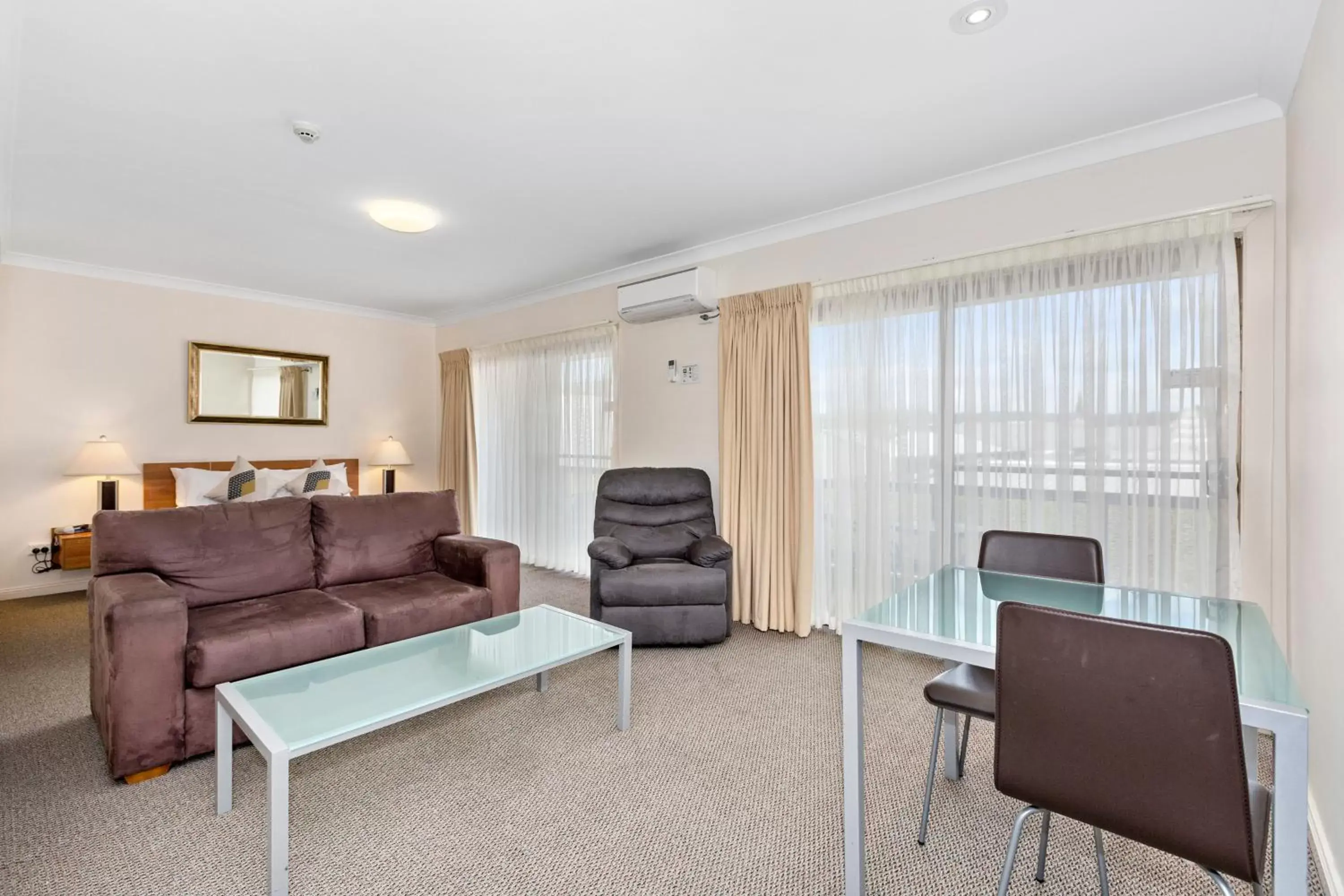 Decorative detail, Seating Area in Comfort Inn Centrepoint Motel