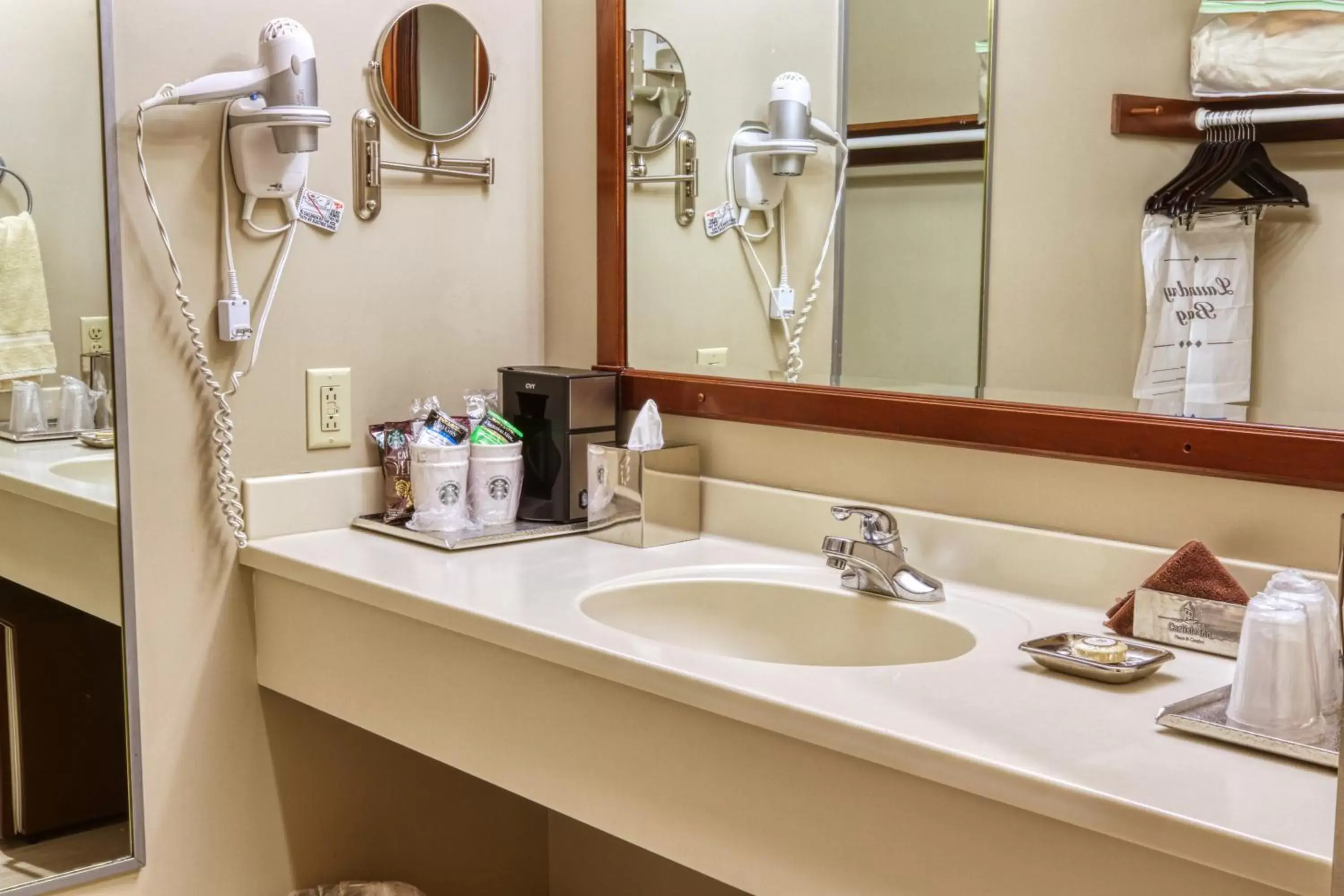 Bathroom in Carlisle Inn Walnut Creek