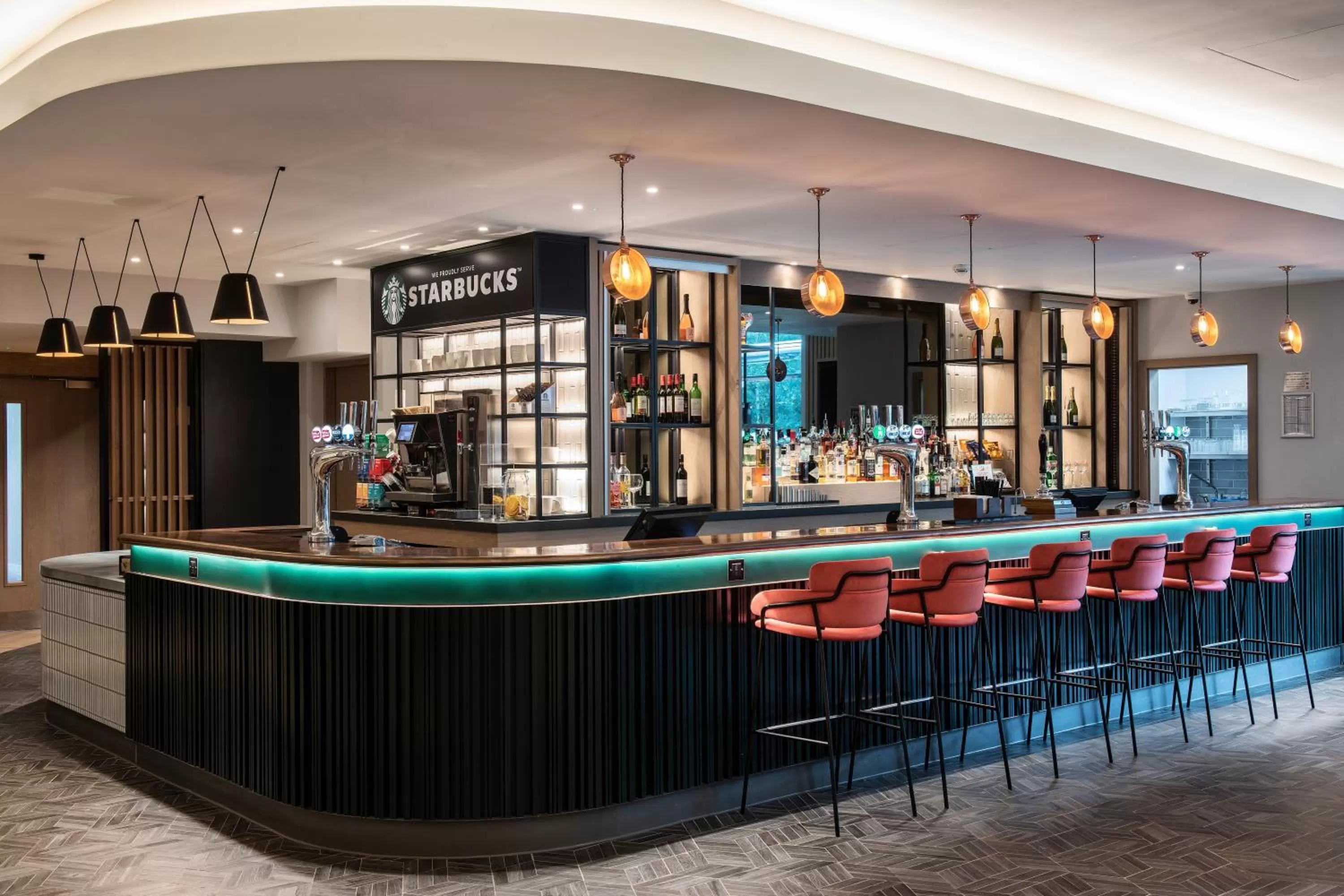 Lounge or bar in Holiday Inn London-Shepperton by IHG