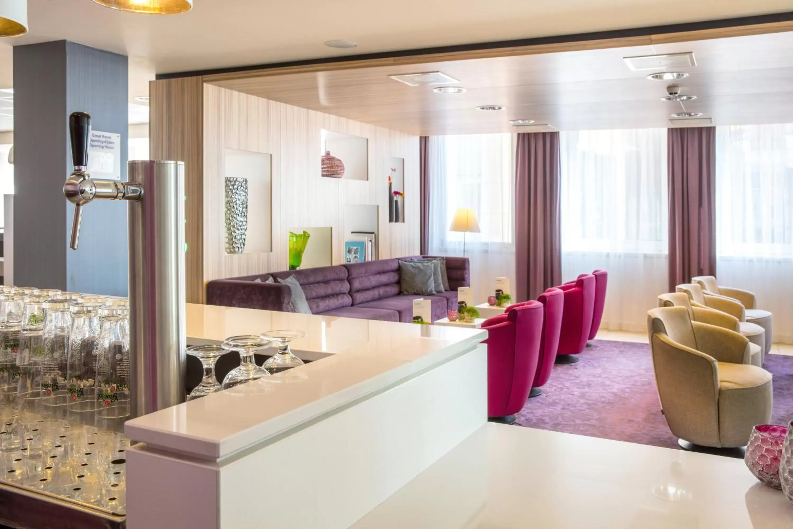 Lounge or bar in Holiday Inn Express Arnhem, an IHG Hotel