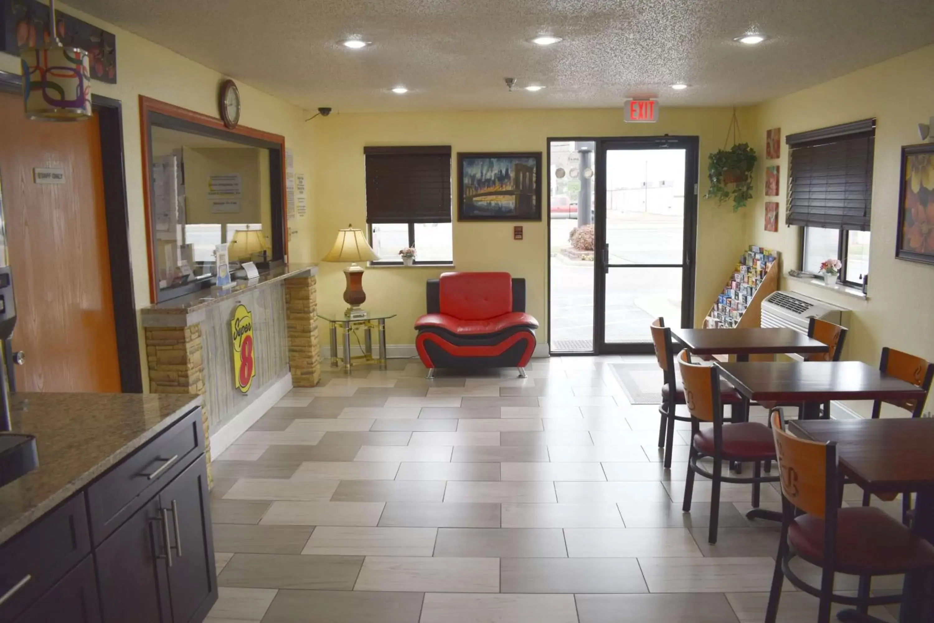 Lobby or reception in Super 8 by Wyndham Newport News/Jefferson Ave.
