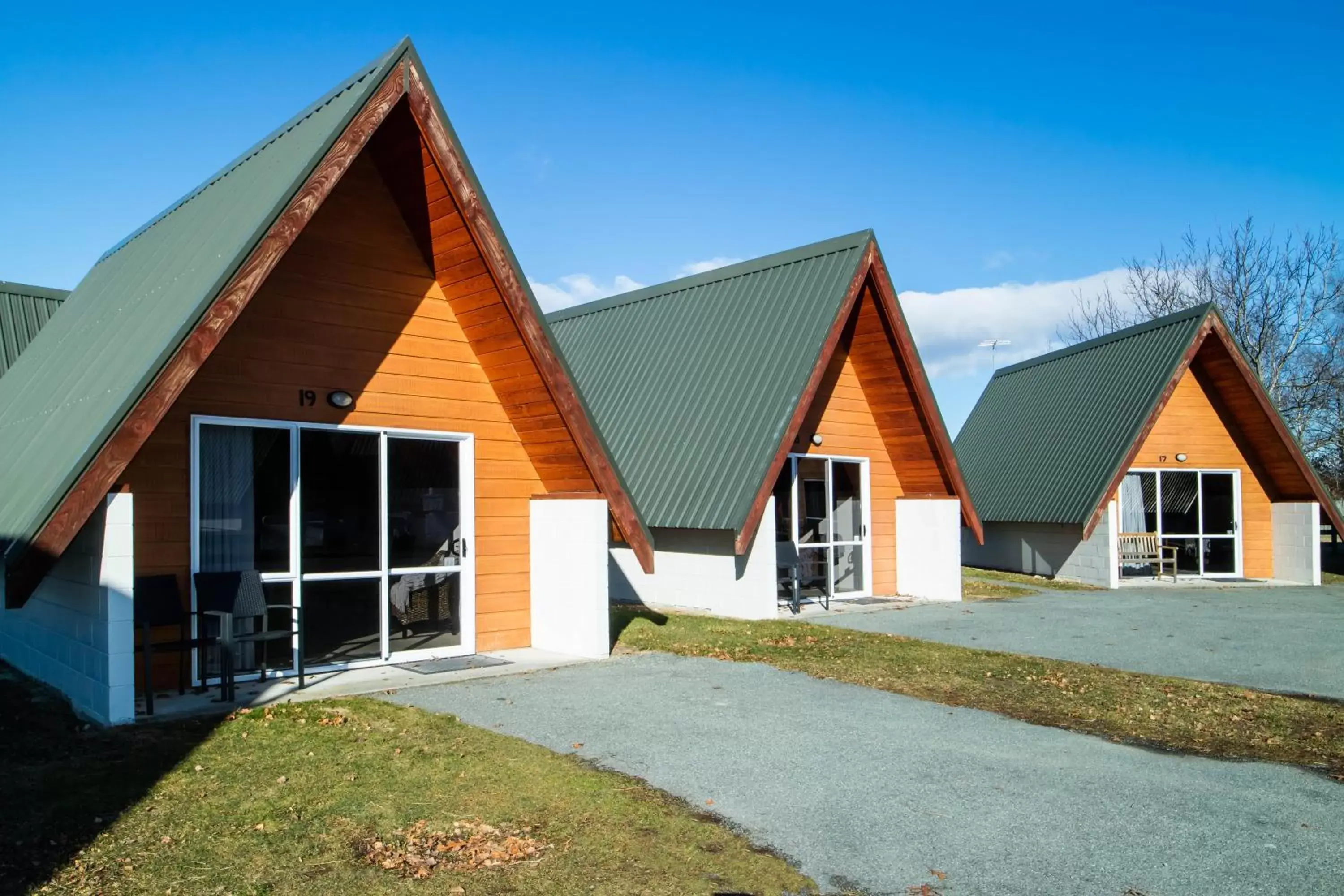 Facade/entrance, Property Building in Mountain Chalets Motel