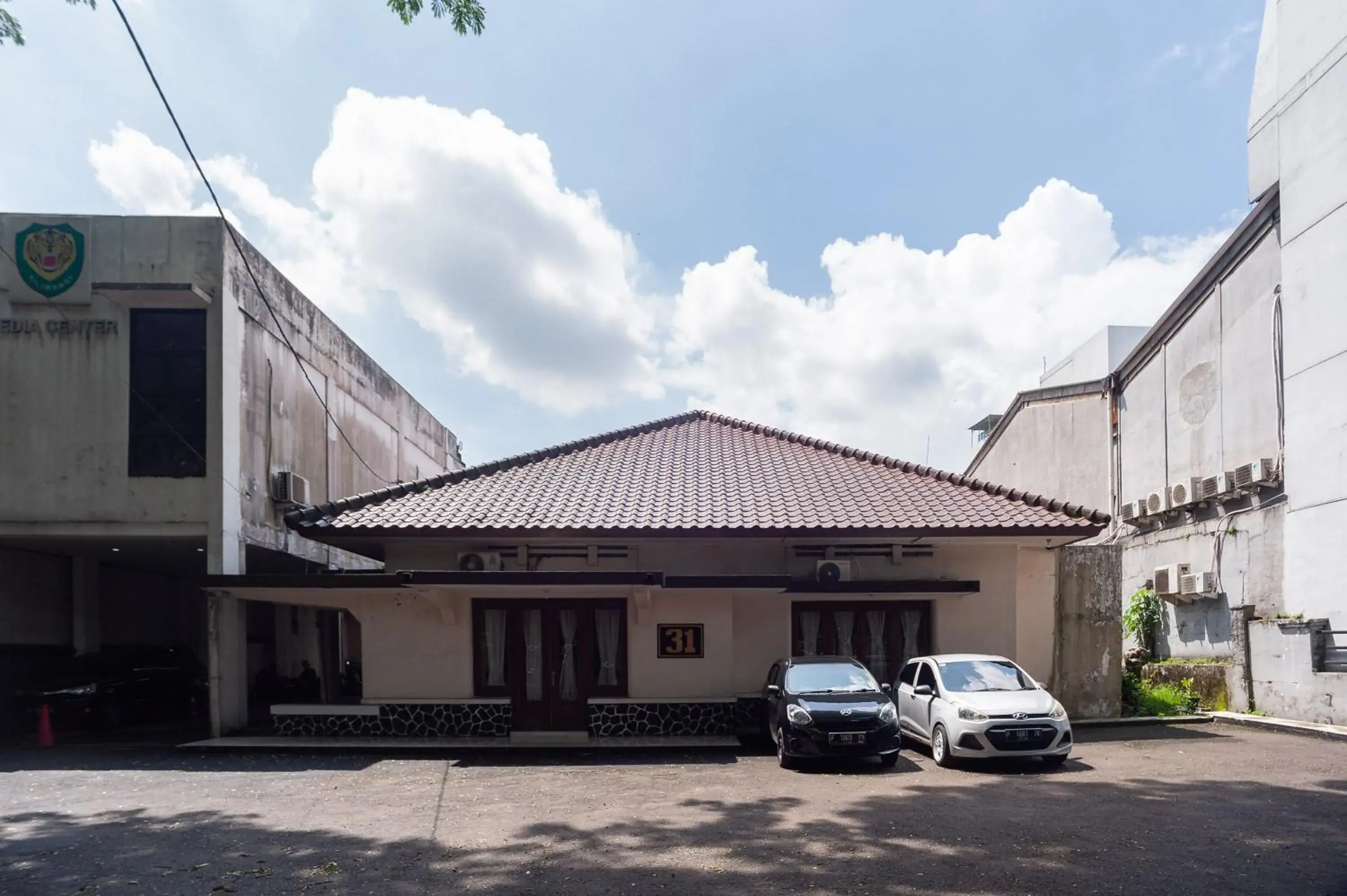 Property building in RedDoorz Plus near RS PMI Bogor Property building in RedDoorz Plus near RS PMI Bogor
