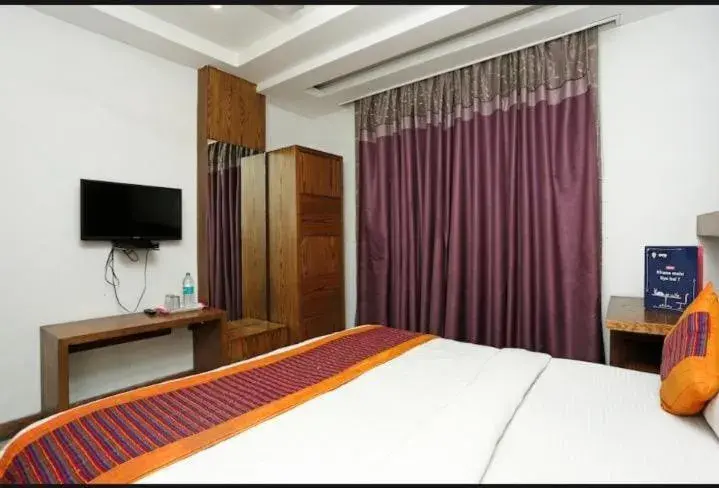 TV and multimedia, TV/Entertainment Center in Hotel Ambience