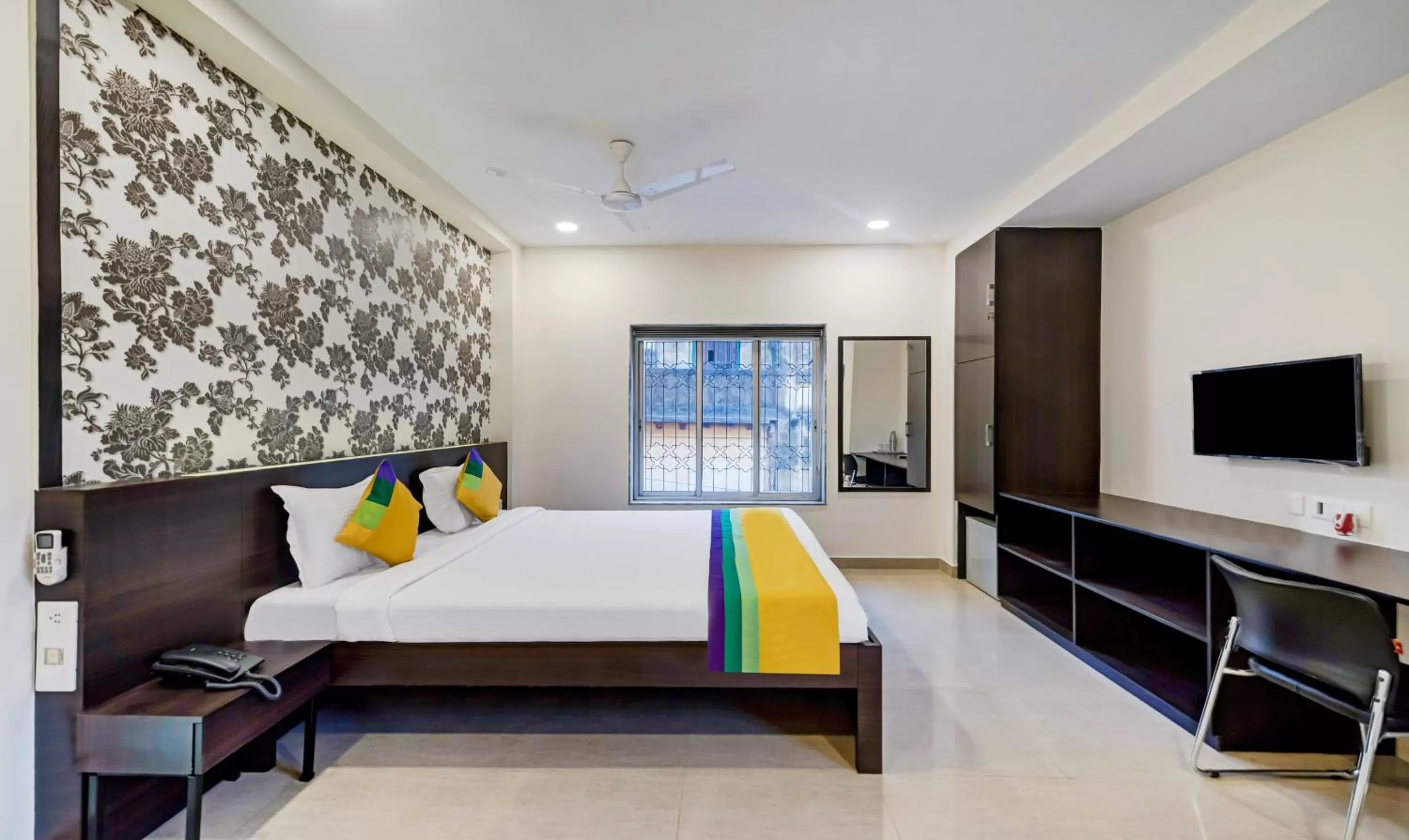 Bedroom, Bed in Itsy Hotels Neeranand Plaza, Bhawanipur