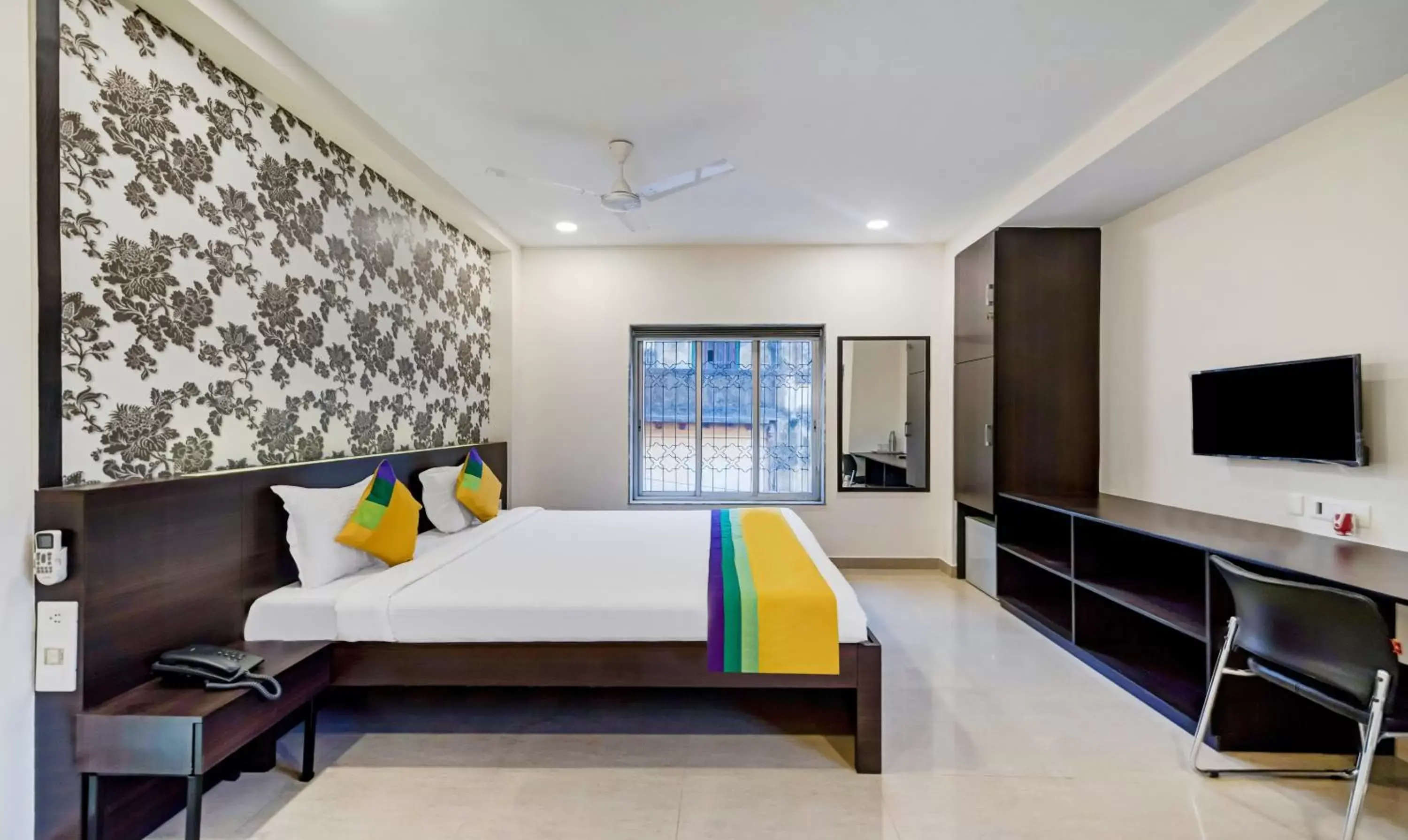 Bedroom, Bed in Itsy Hotels Neeranand Plaza, Bhawanipur Bedroom, Bed in Itsy Hotels Neeranand Plaza, Bhawanipur