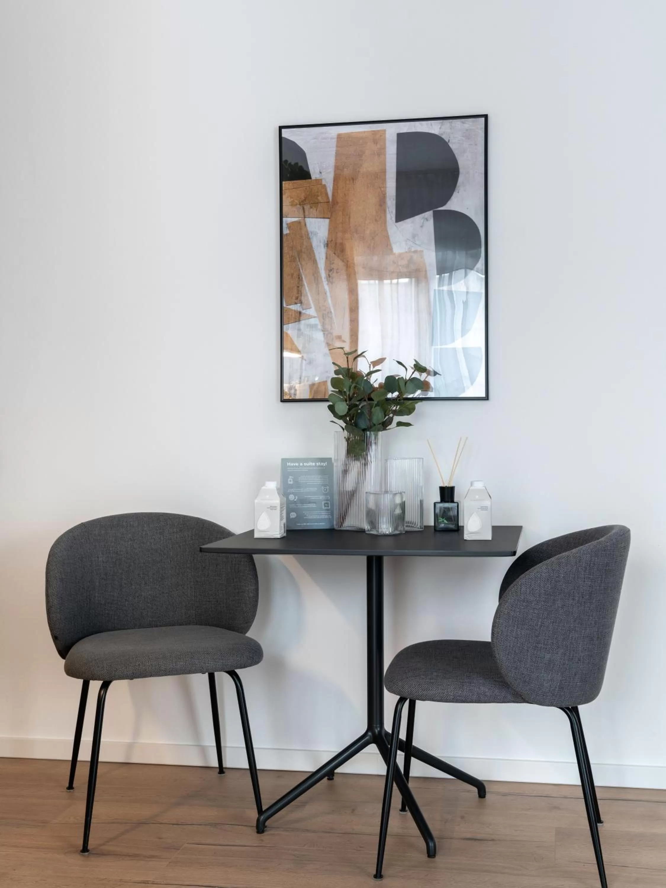 Dining area in Limehome Frankfurt Gutleutstraße - Digital Access