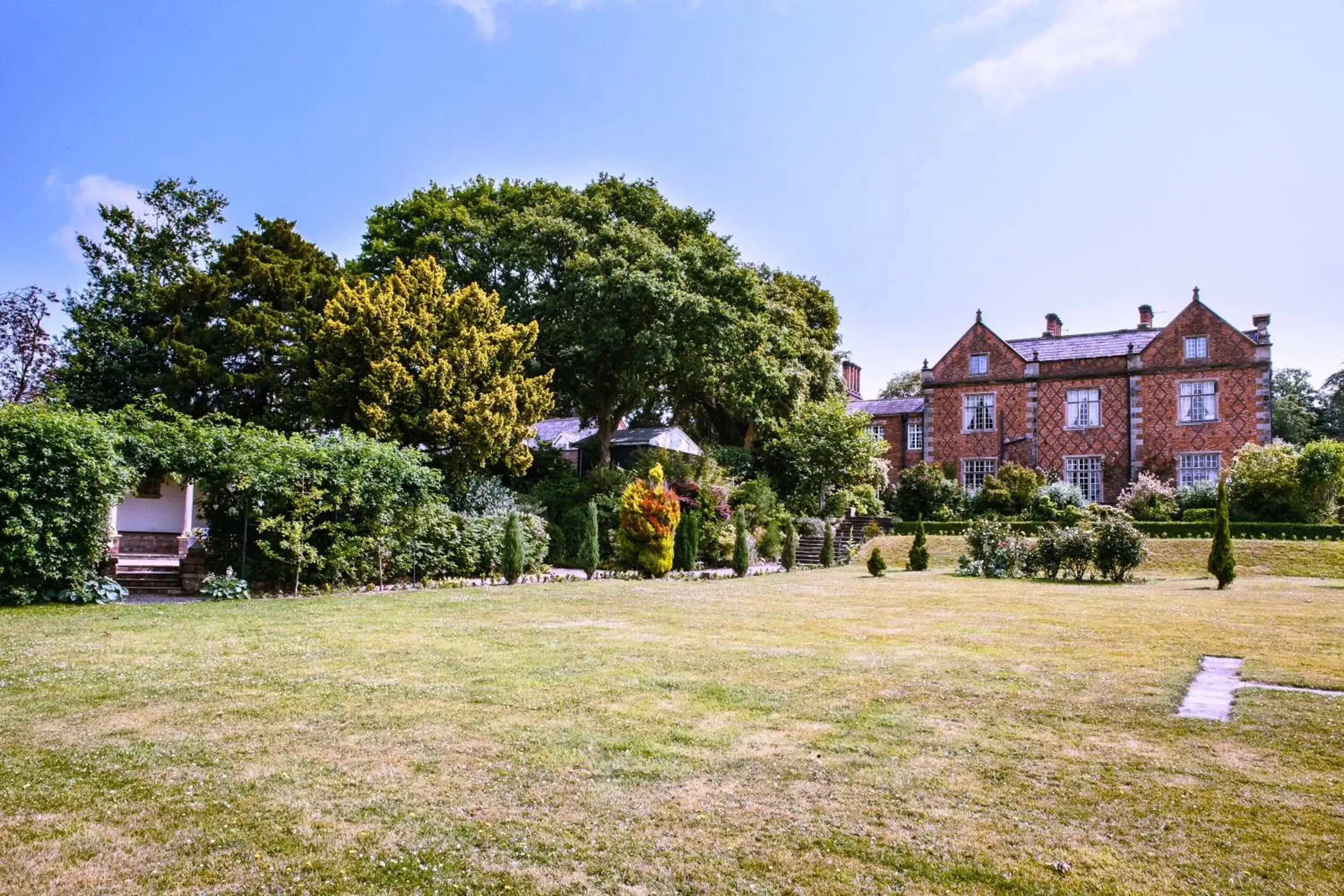 Garden, Property Building in Willington Hall Hotel