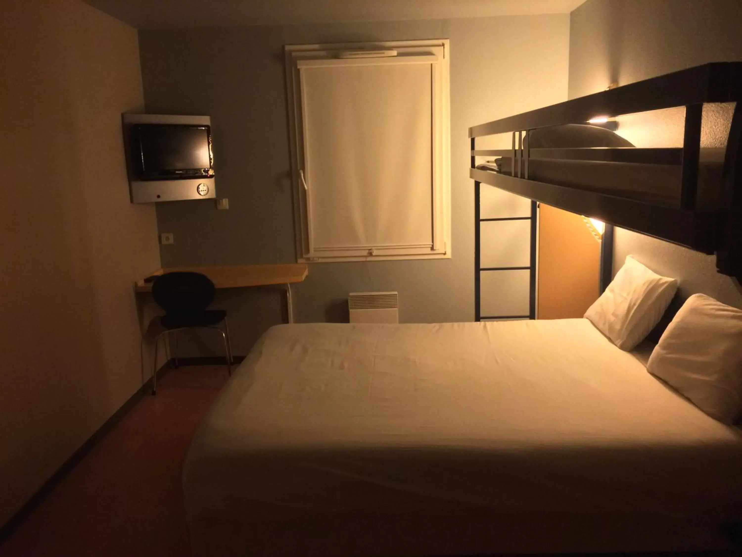 Bed, TV/Entertainment Center in ibis budget Bar le Duc