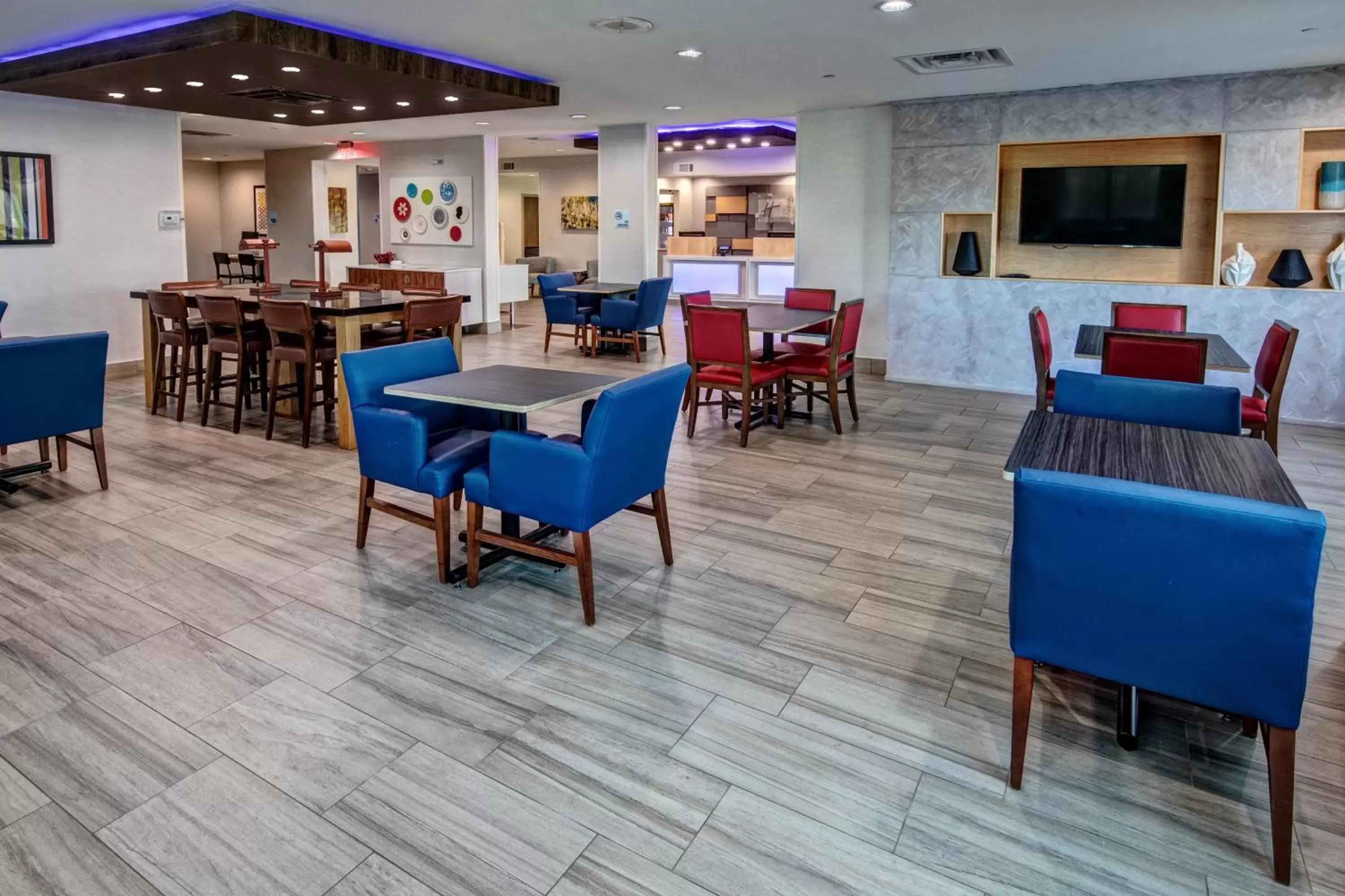 Property building, Restaurant/Places to Eat in Holiday Inn Express Hotel & Suites Memphis Southwind, an IHG Hotel