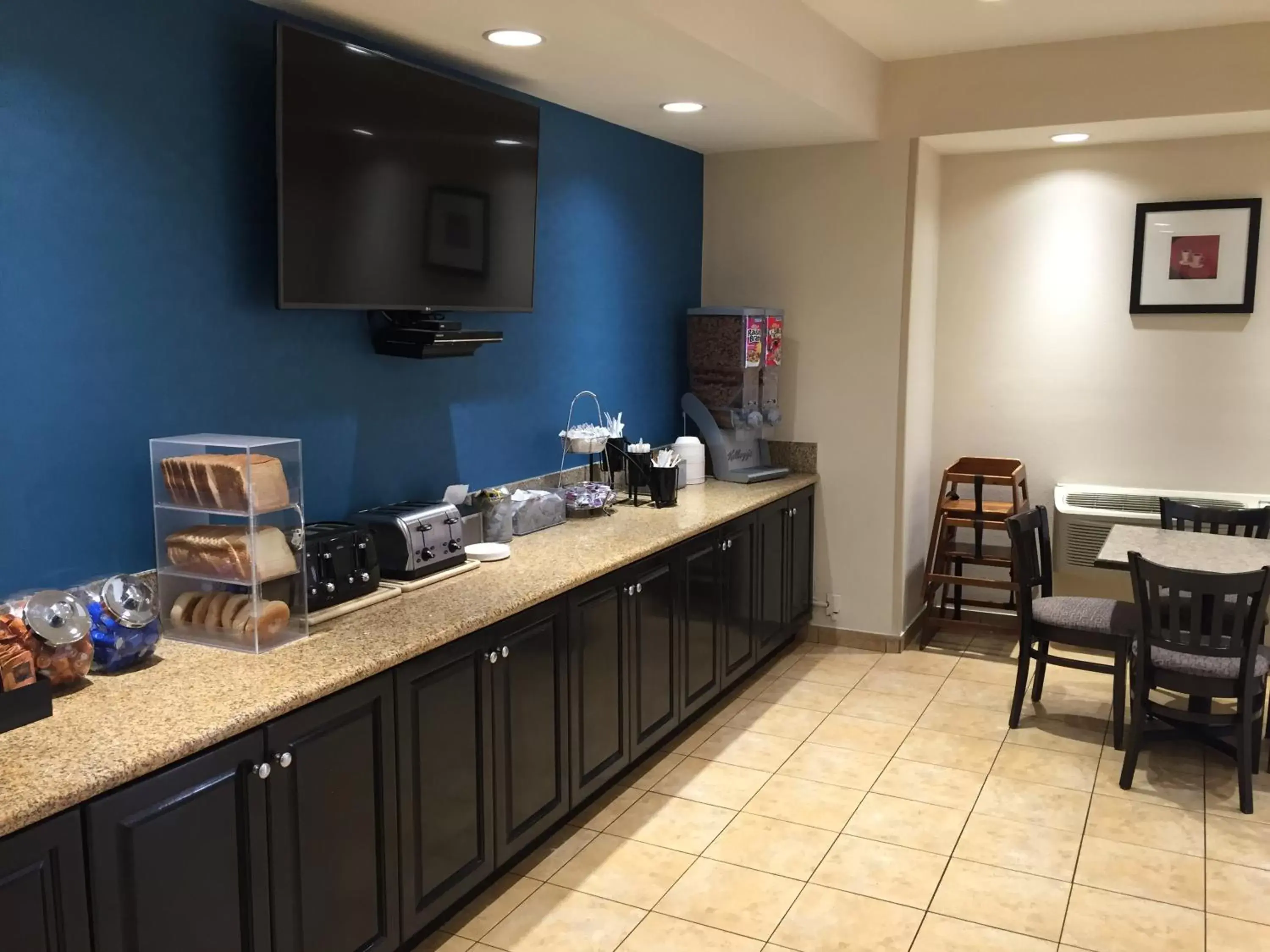 Communal kitchen, Restaurant/Places to Eat in Howard Johnson by Wyndham San Diego Sea World