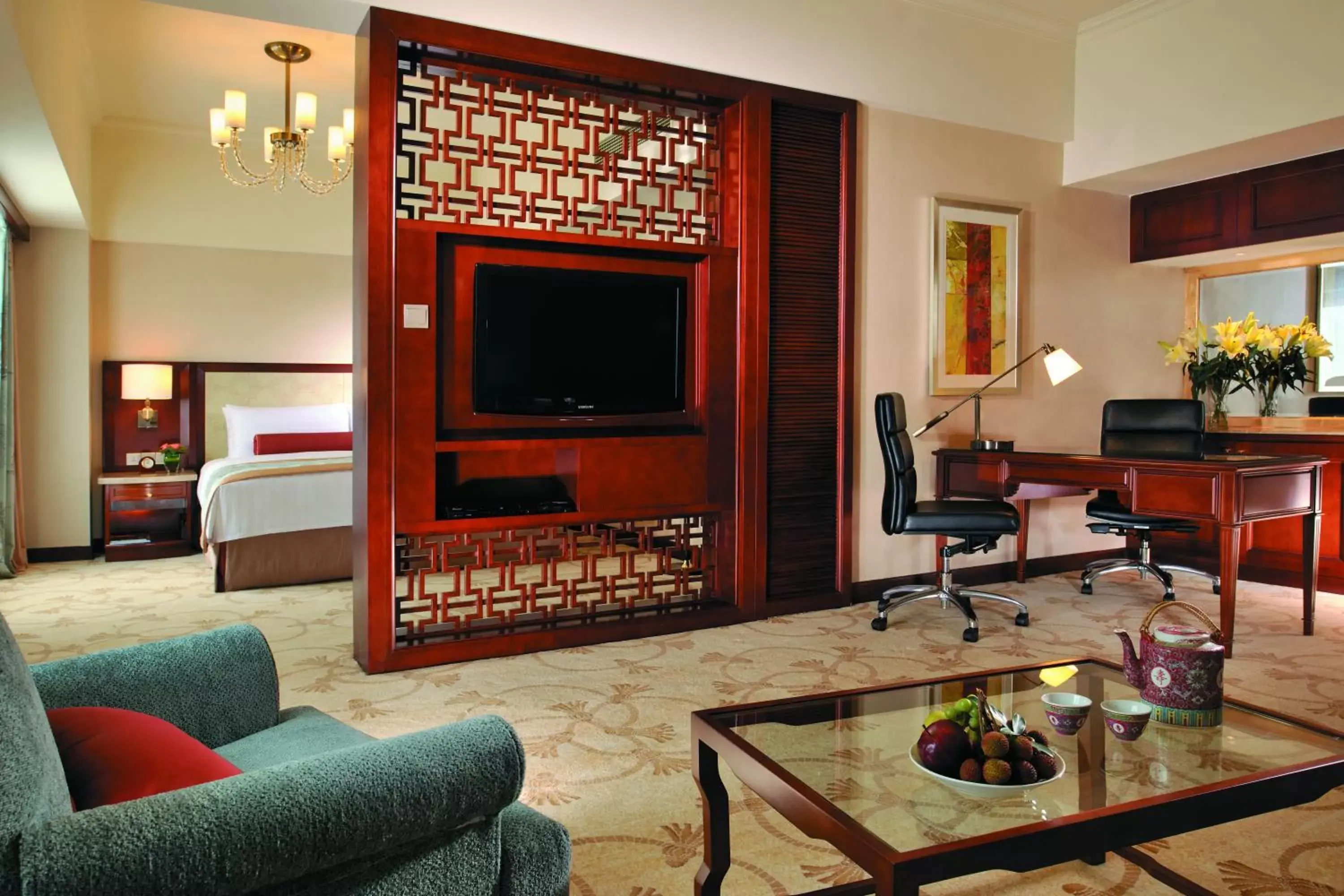 Living room, TV/Entertainment Center in Shangri-La Beihai